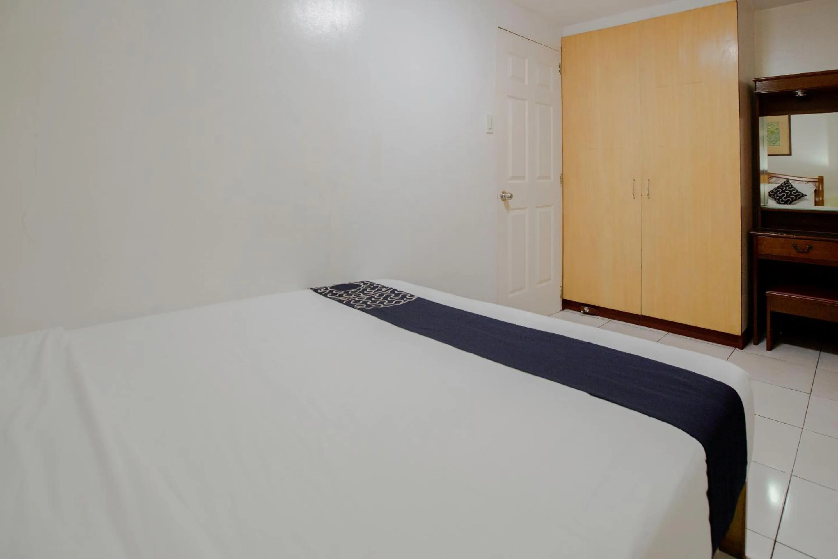 Photo of the whole room, Bed in Newgrange Condotel