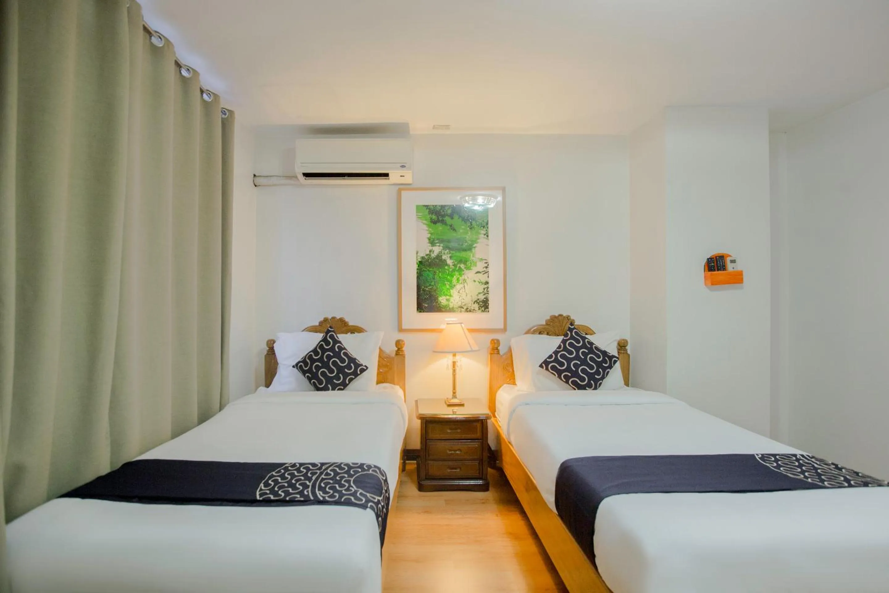 Photo of the whole room, Bed in Newgrange Condotel