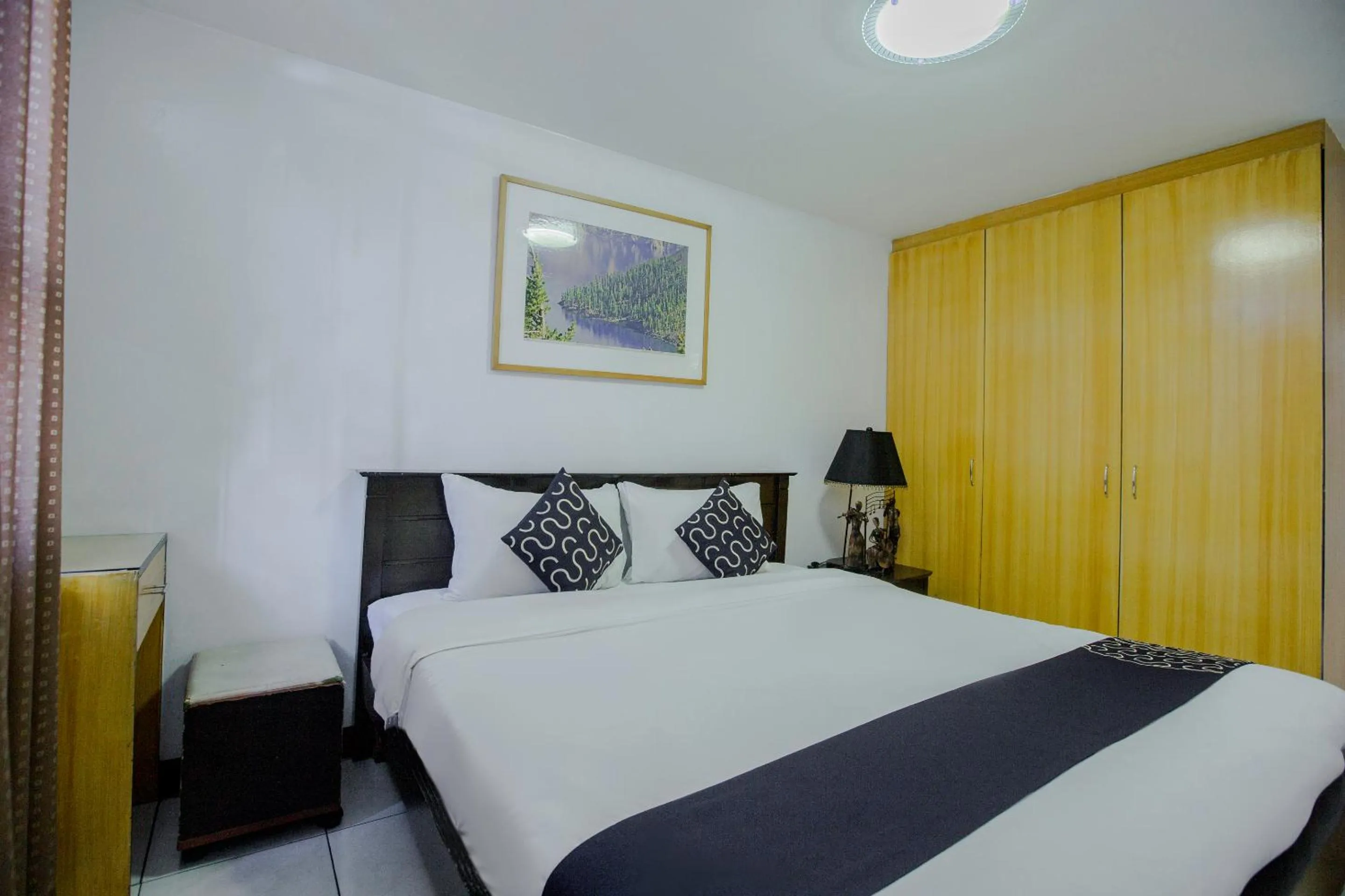 Photo of the whole room, Bed in Newgrange Condotel