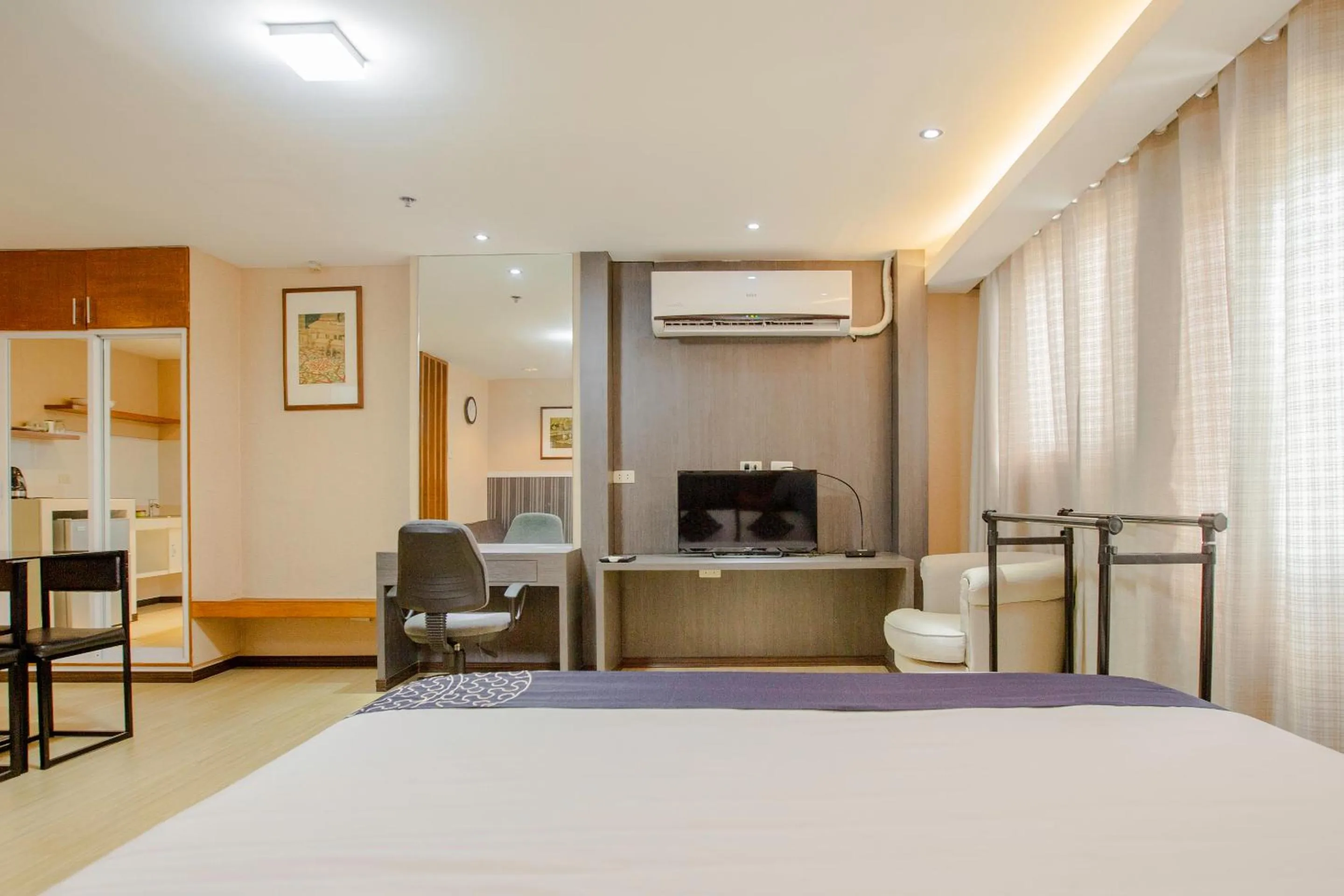 Photo of the whole room, Bed in Newgrange Condotel