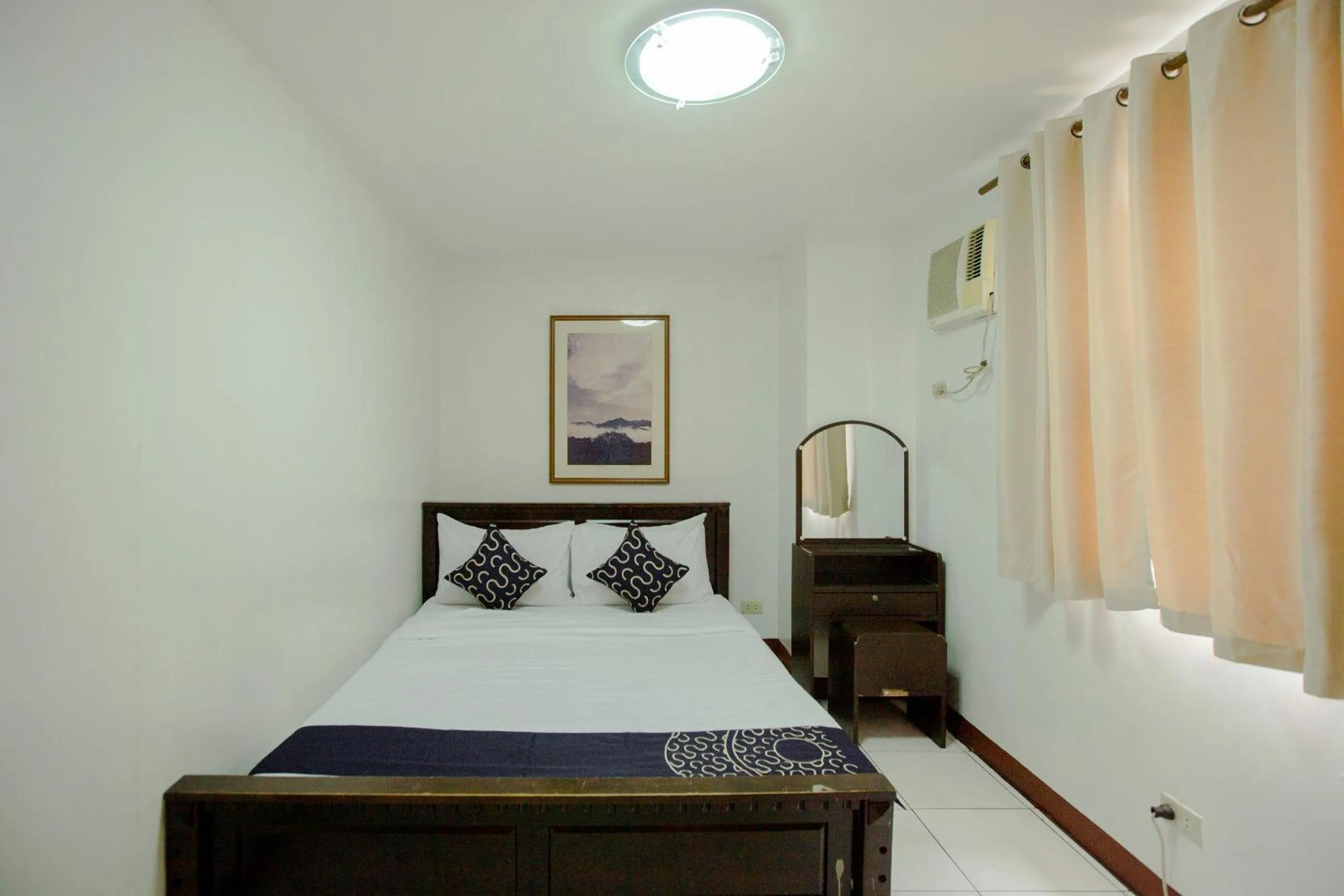 Photo of the whole room, Bed in Newgrange Condotel