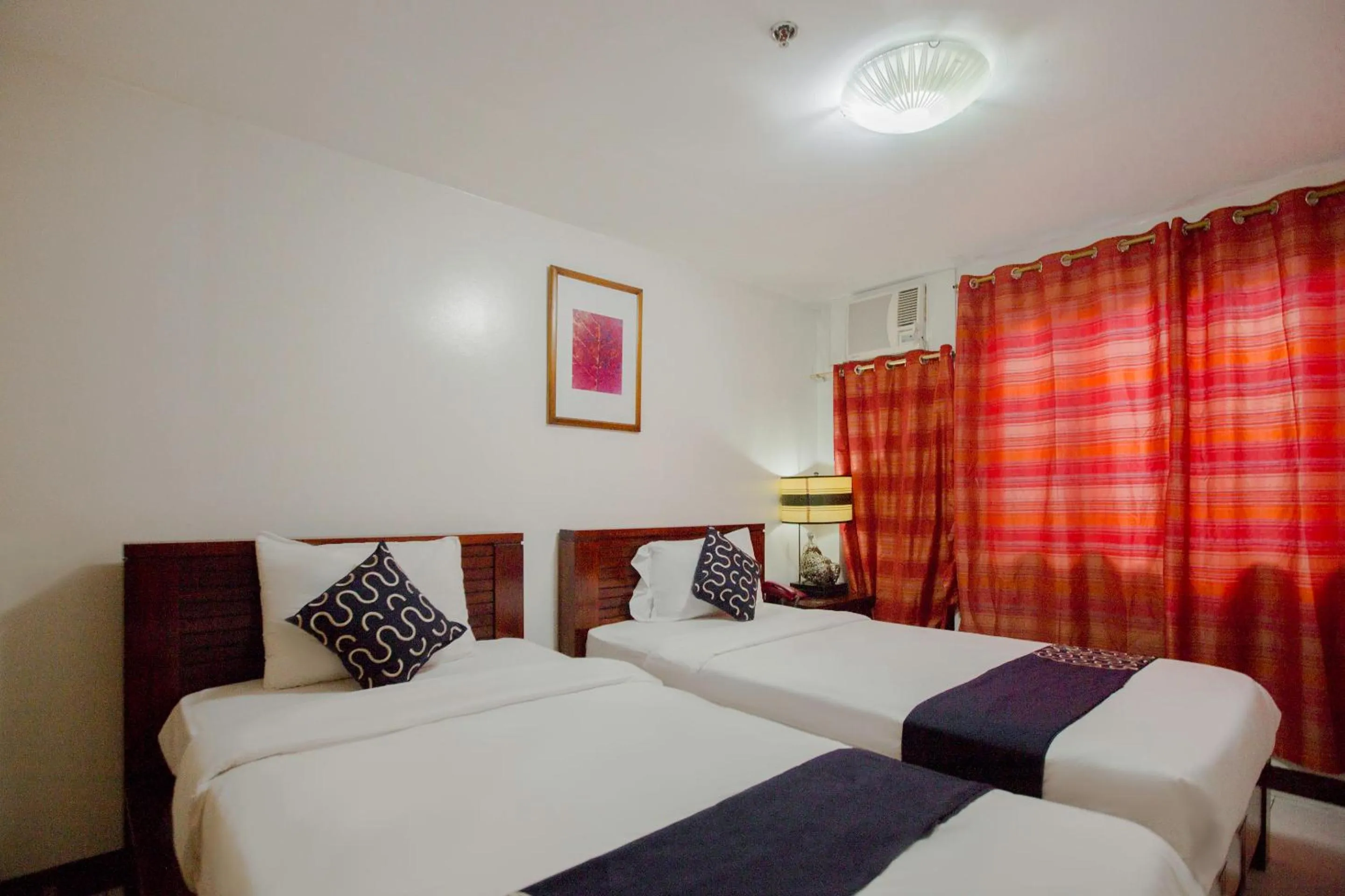 Photo of the whole room, Bed in Newgrange Condotel