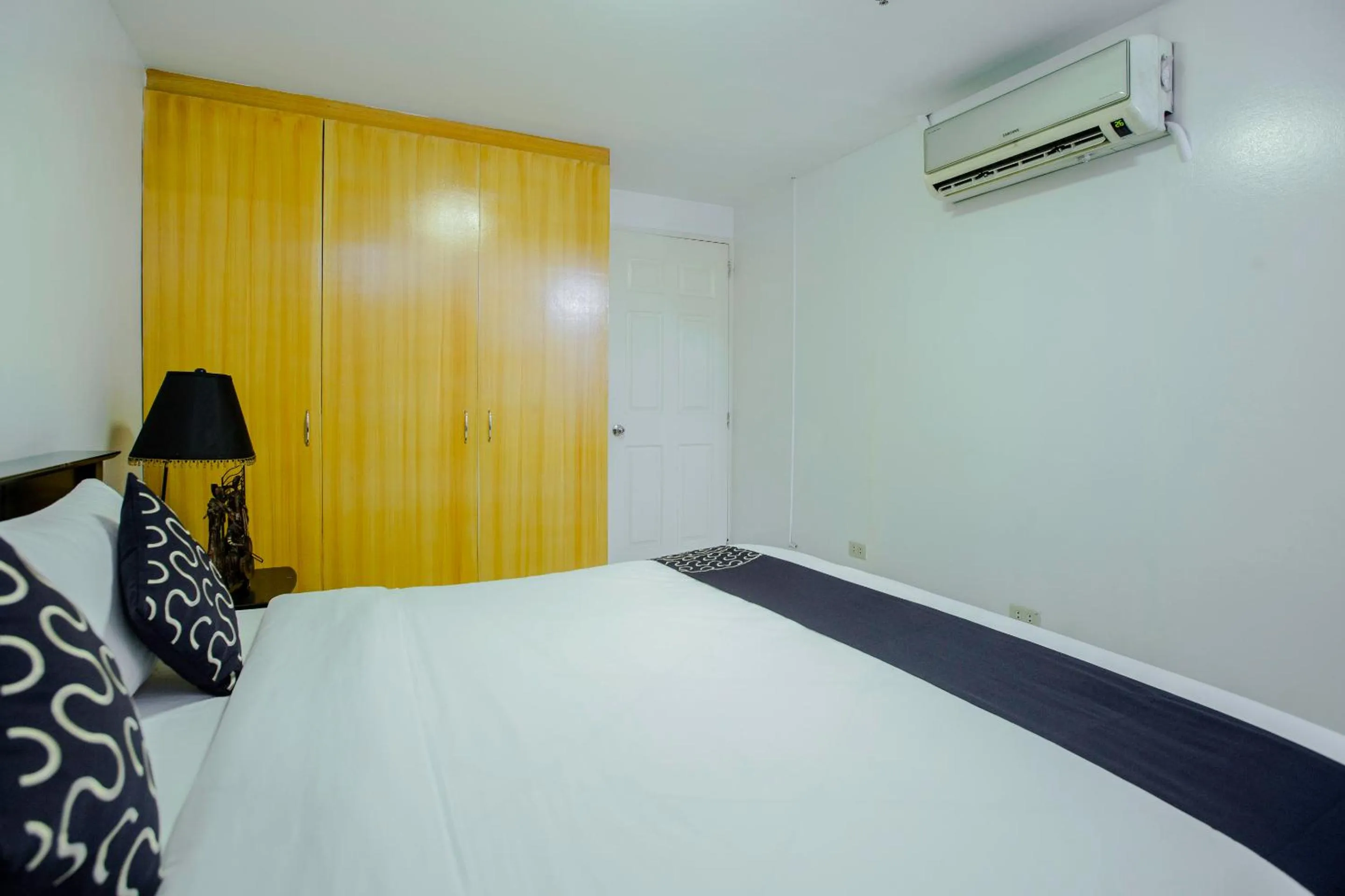 Photo of the whole room, Bed in Newgrange Condotel