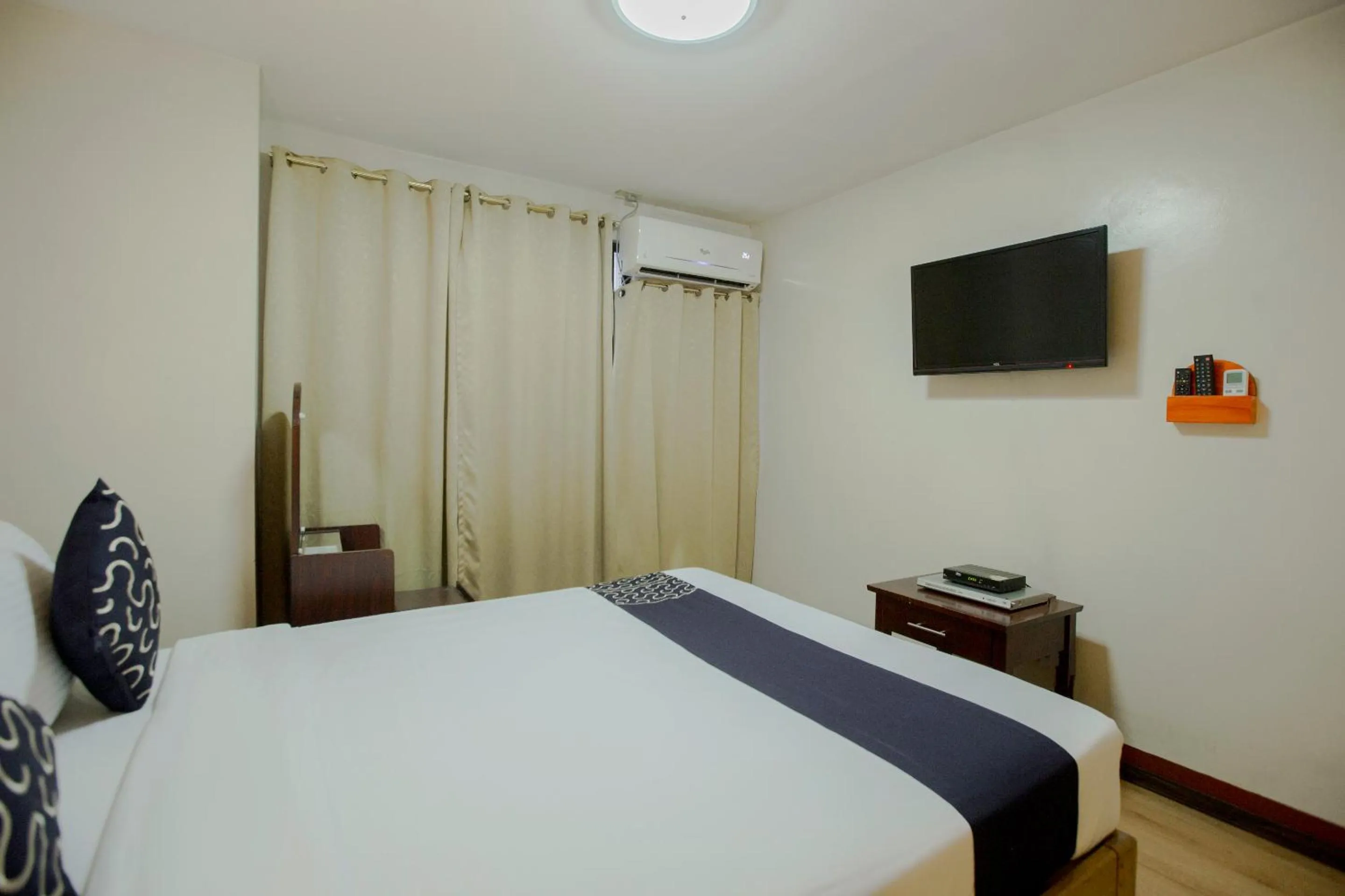 Photo of the whole room, Bed in Newgrange Condotel