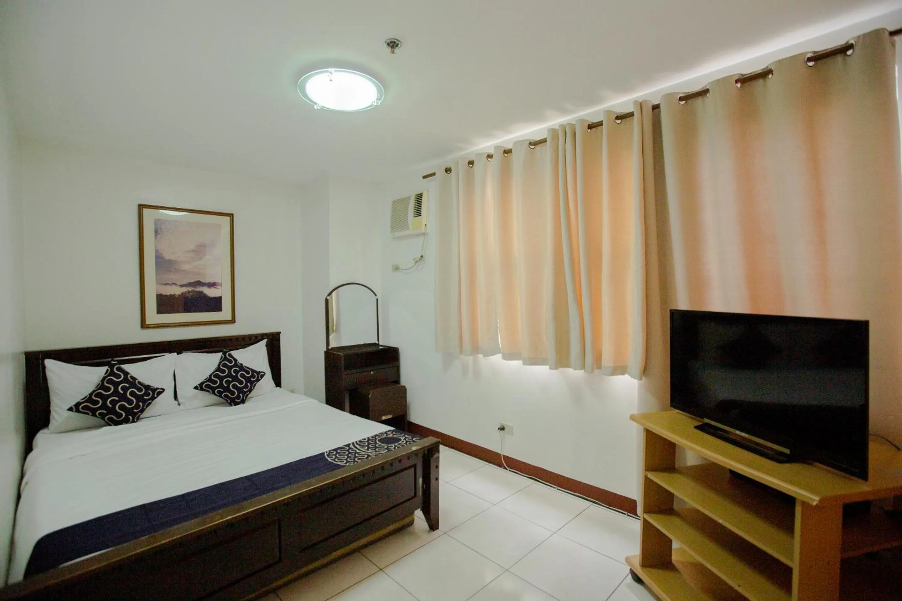 Photo of the whole room, Bed in Newgrange Condotel