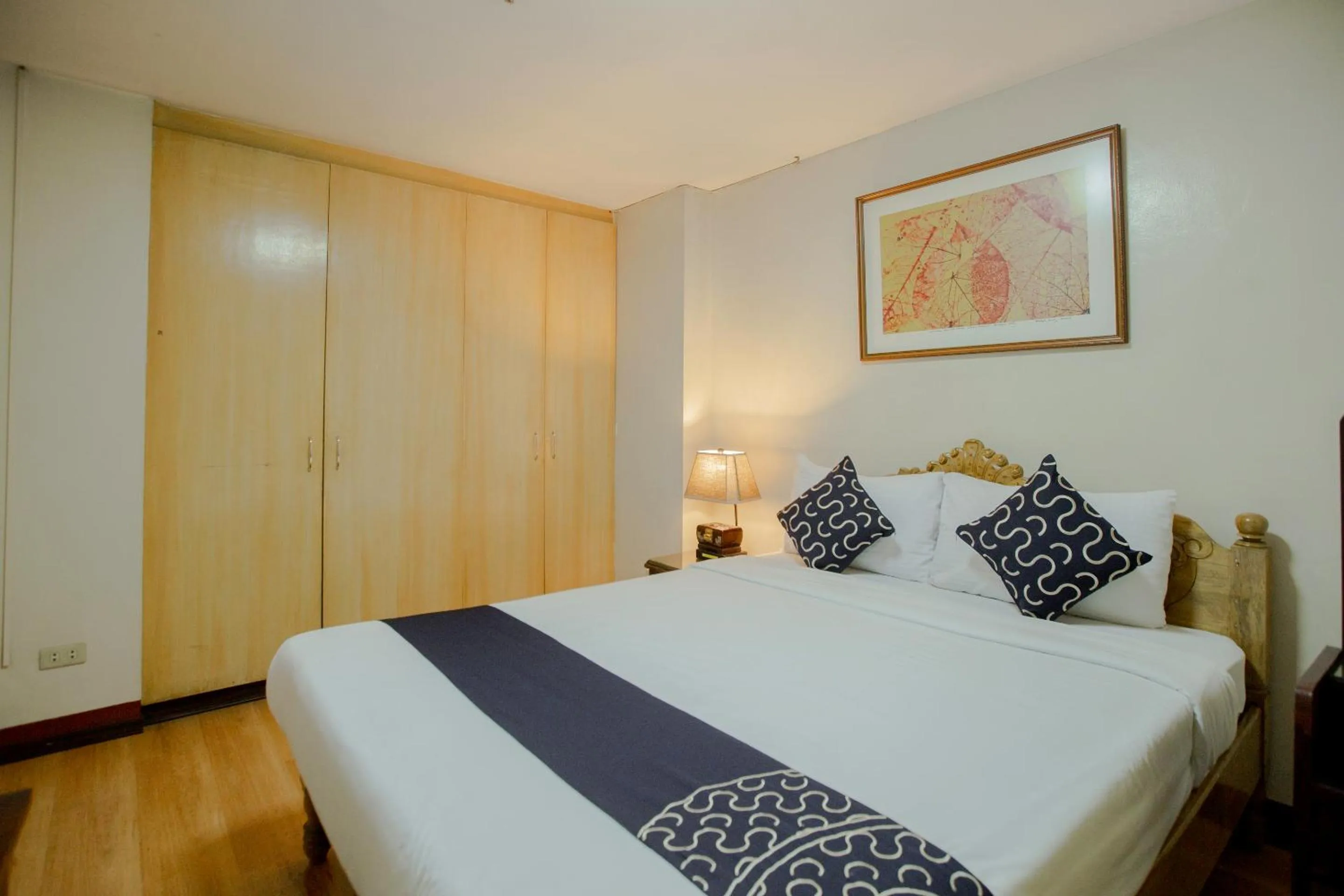 Photo of the whole room, Bed in Newgrange Condotel