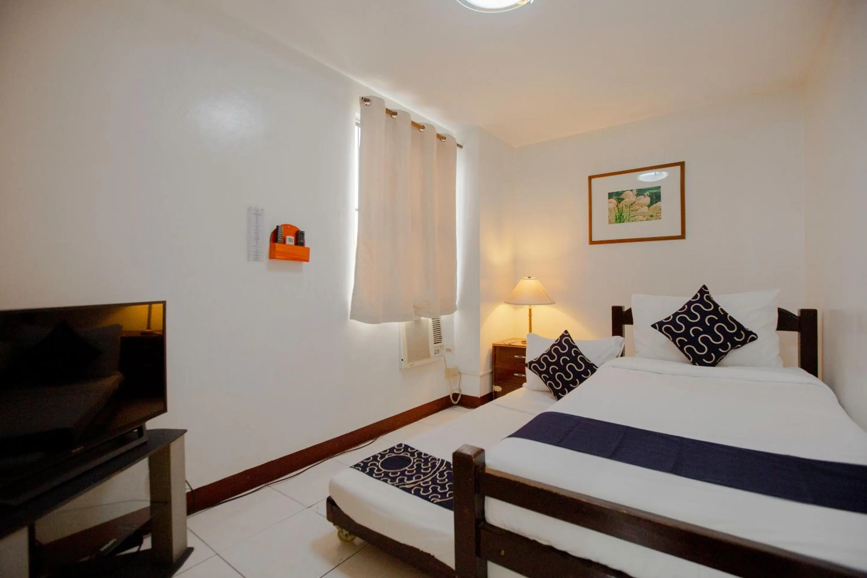 Photo of the whole room, Bed in Newgrange Condotel