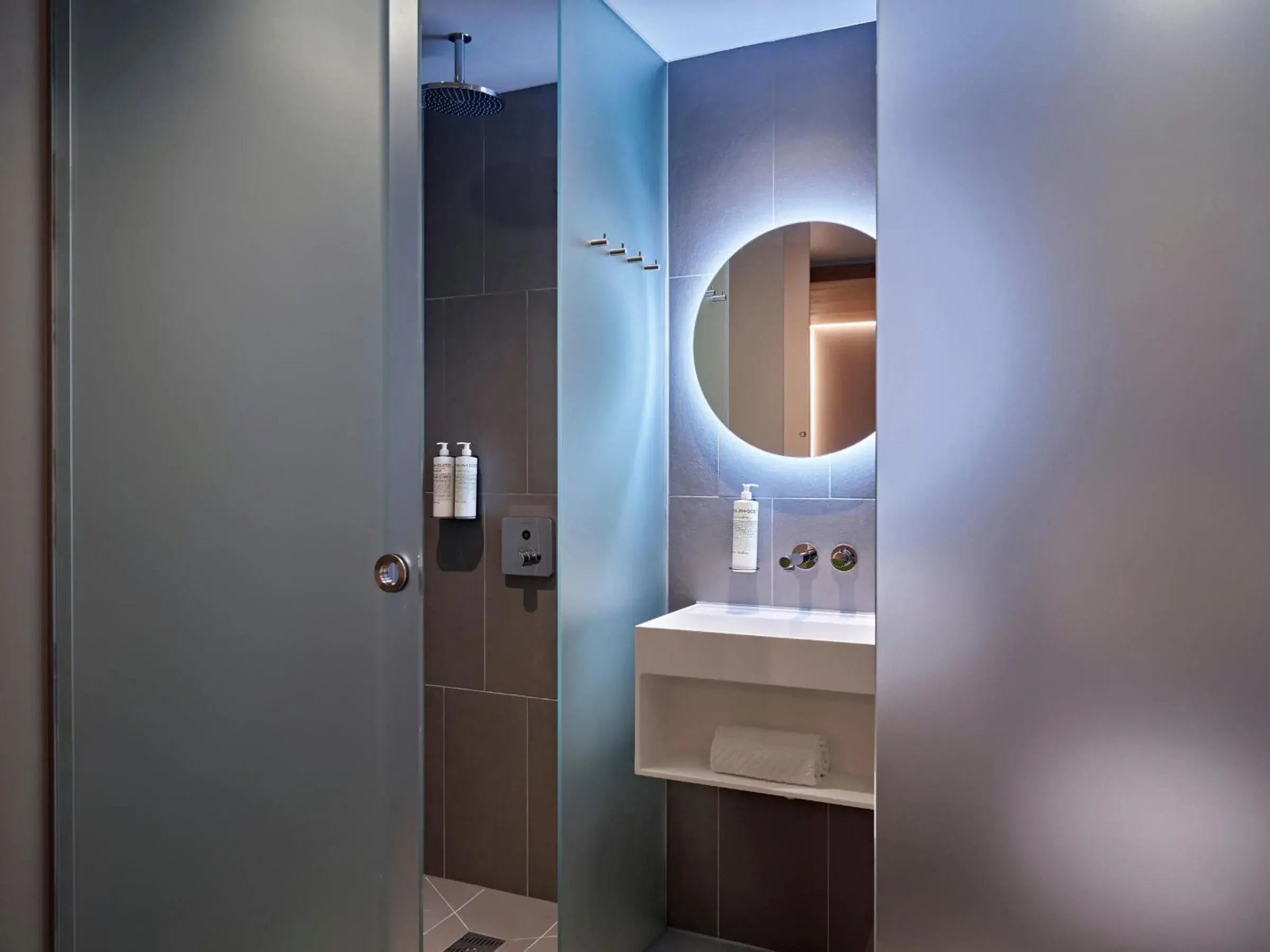 Bathroom in Zedwell Hotel Piccadilly Circus Bathroom in Zedwell Hotel Piccadilly Circus