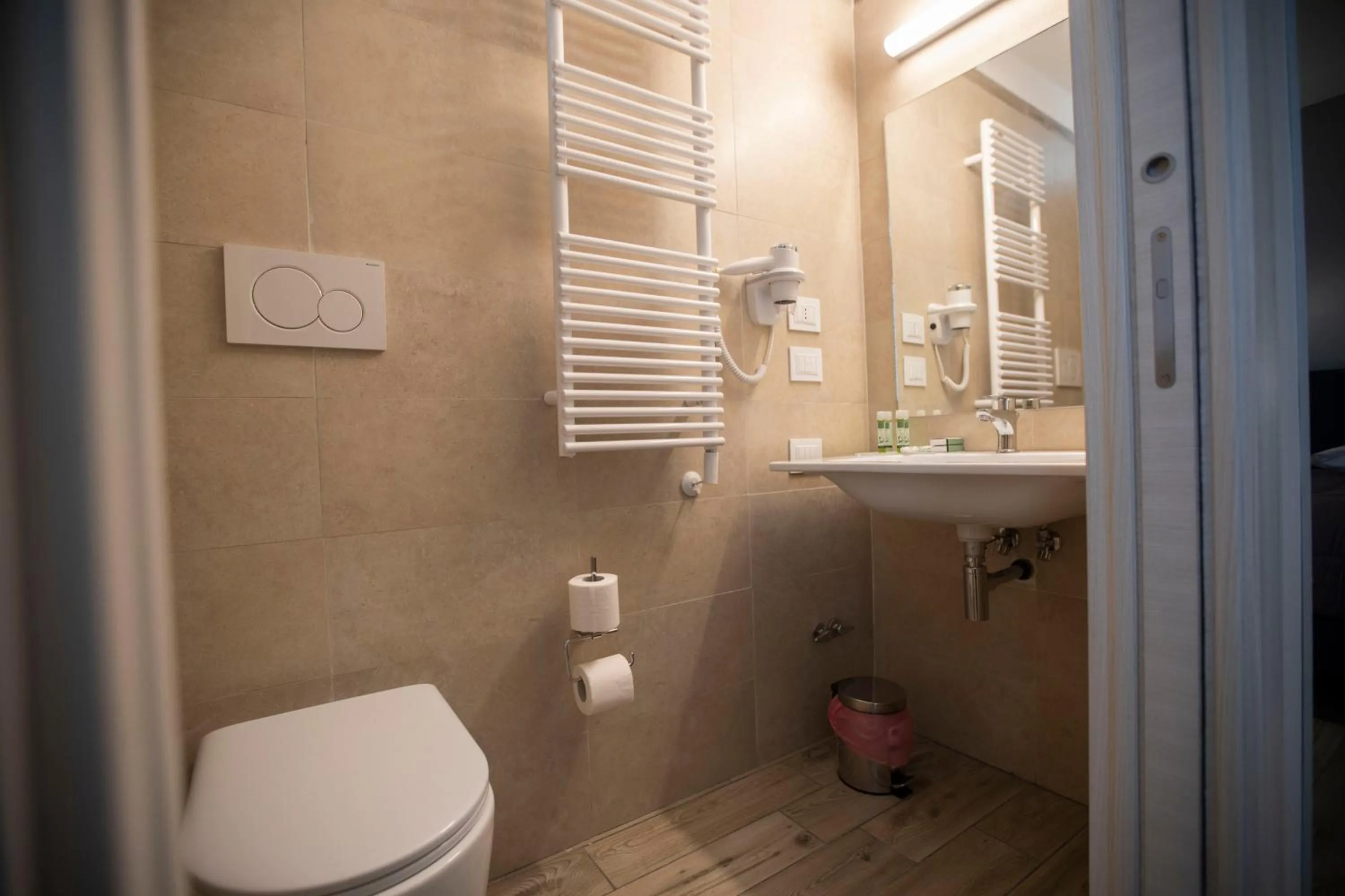 Toilet in Vesuvio Inn Bed & Wine Experience