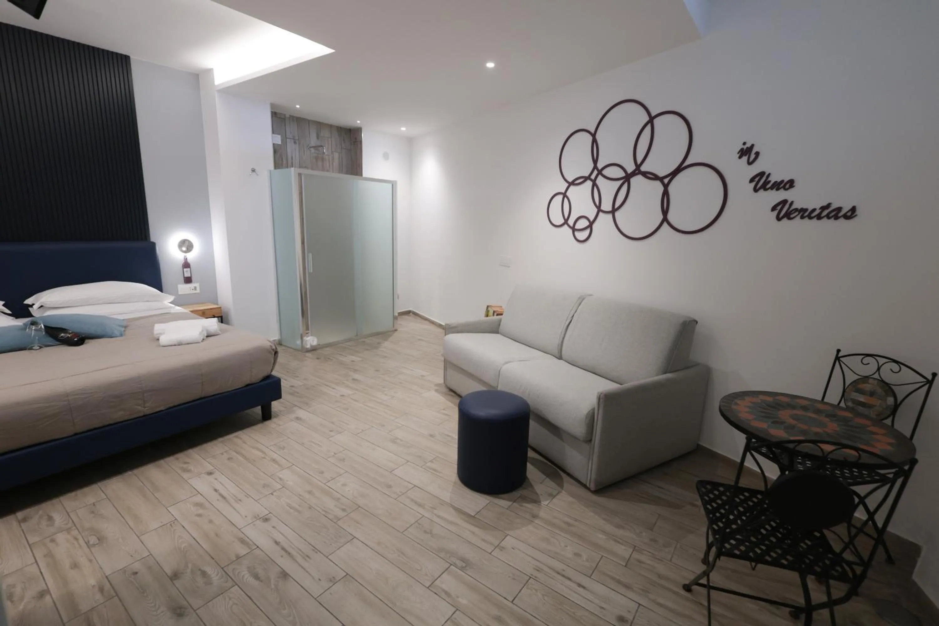 Shower, Bed in Vesuvio Inn Bed & Wine Experience