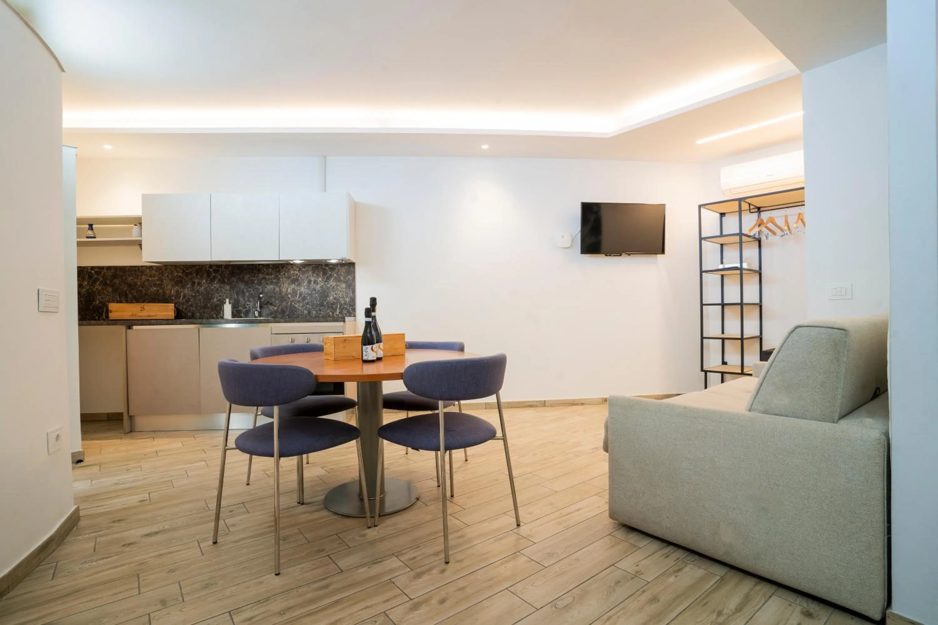 TV and multimedia in Vesuvio Inn Bed & Wine Experience