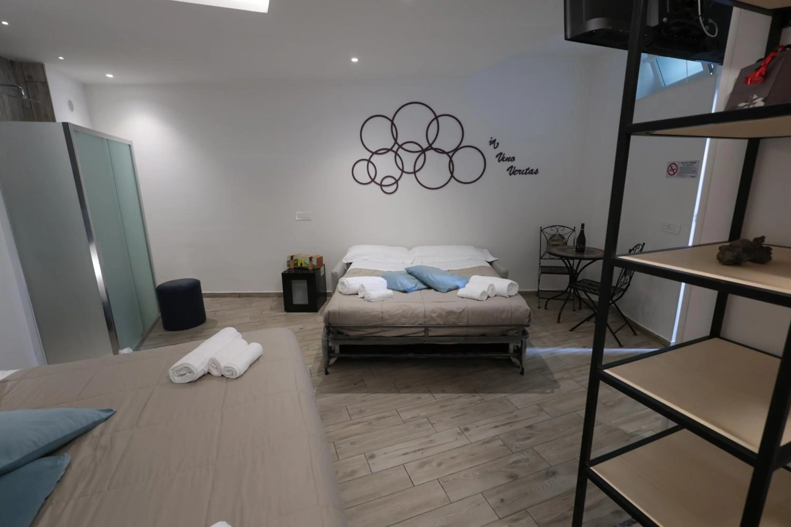 Shower, Bed in Vesuvio Inn Bed & Wine Experience