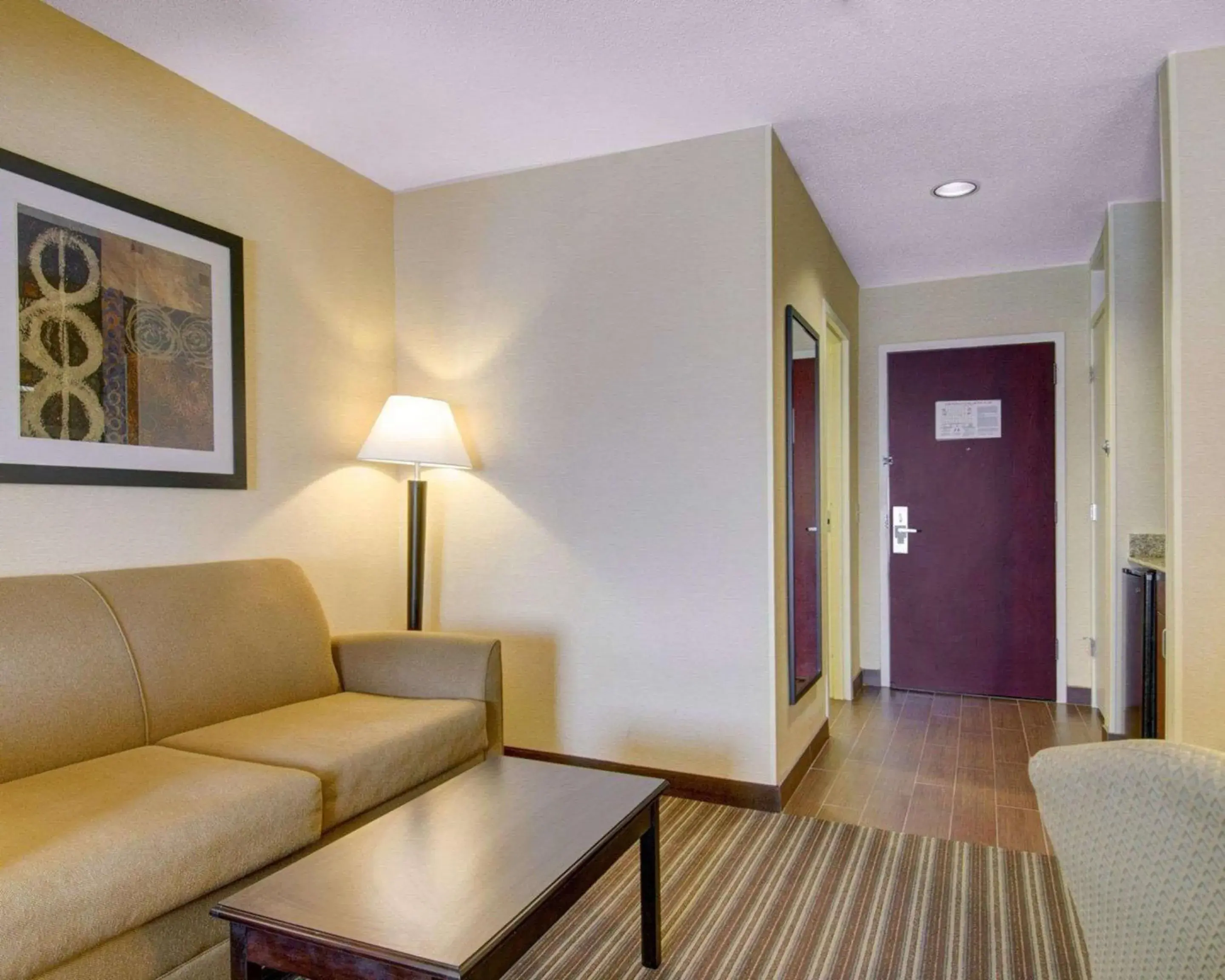 Photo of the whole room, Seating Area in Comfort Inn Woburn - Boston