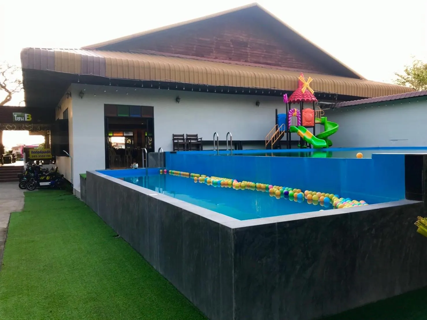 Pool view in Pooma Resort