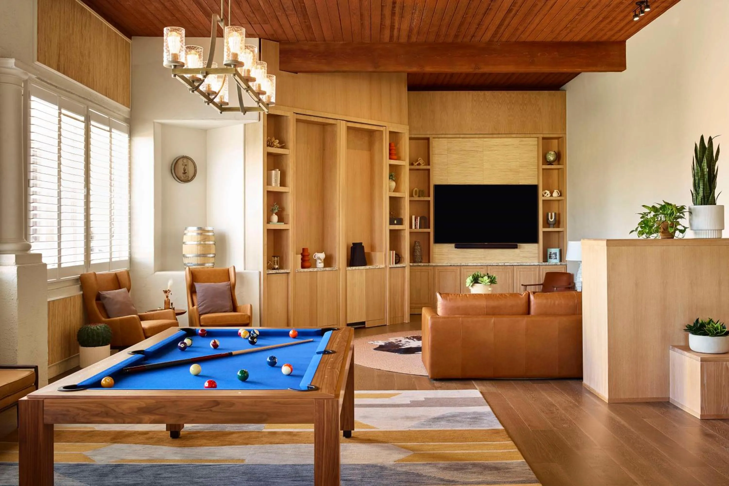 Communal lounge/ TV room in The Scottsdale Resort & Spa, Curio Collection by Hilton