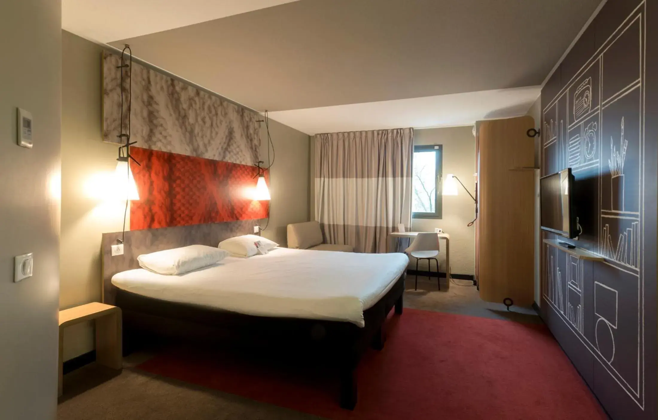 Bedroom, Bed in ibis Rouen Centre Champ de Mars Bedroom, Bed in ibis Rouen Centre Champ de Mars