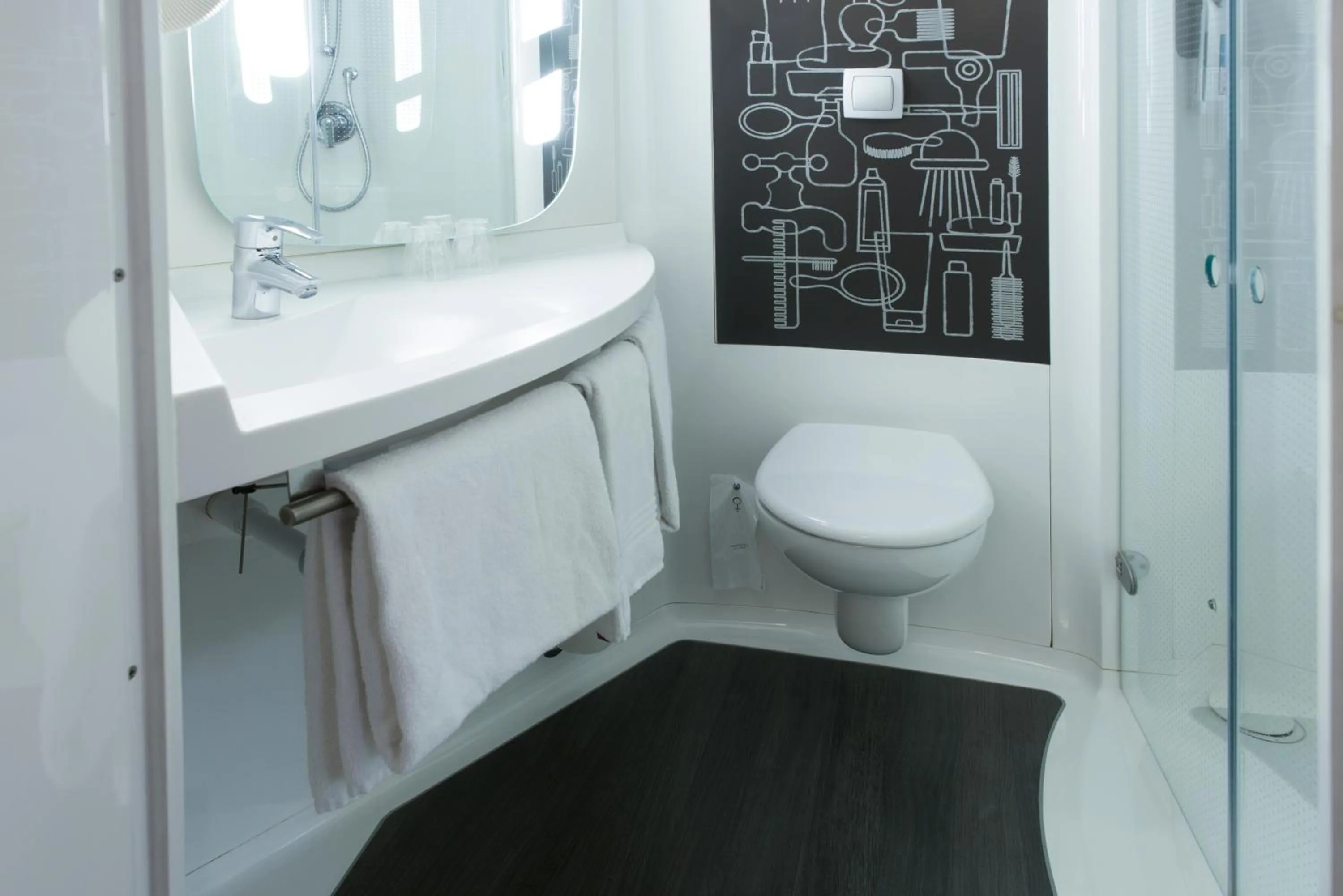 Bathroom in ibis Rouen Centre Champ de Mars