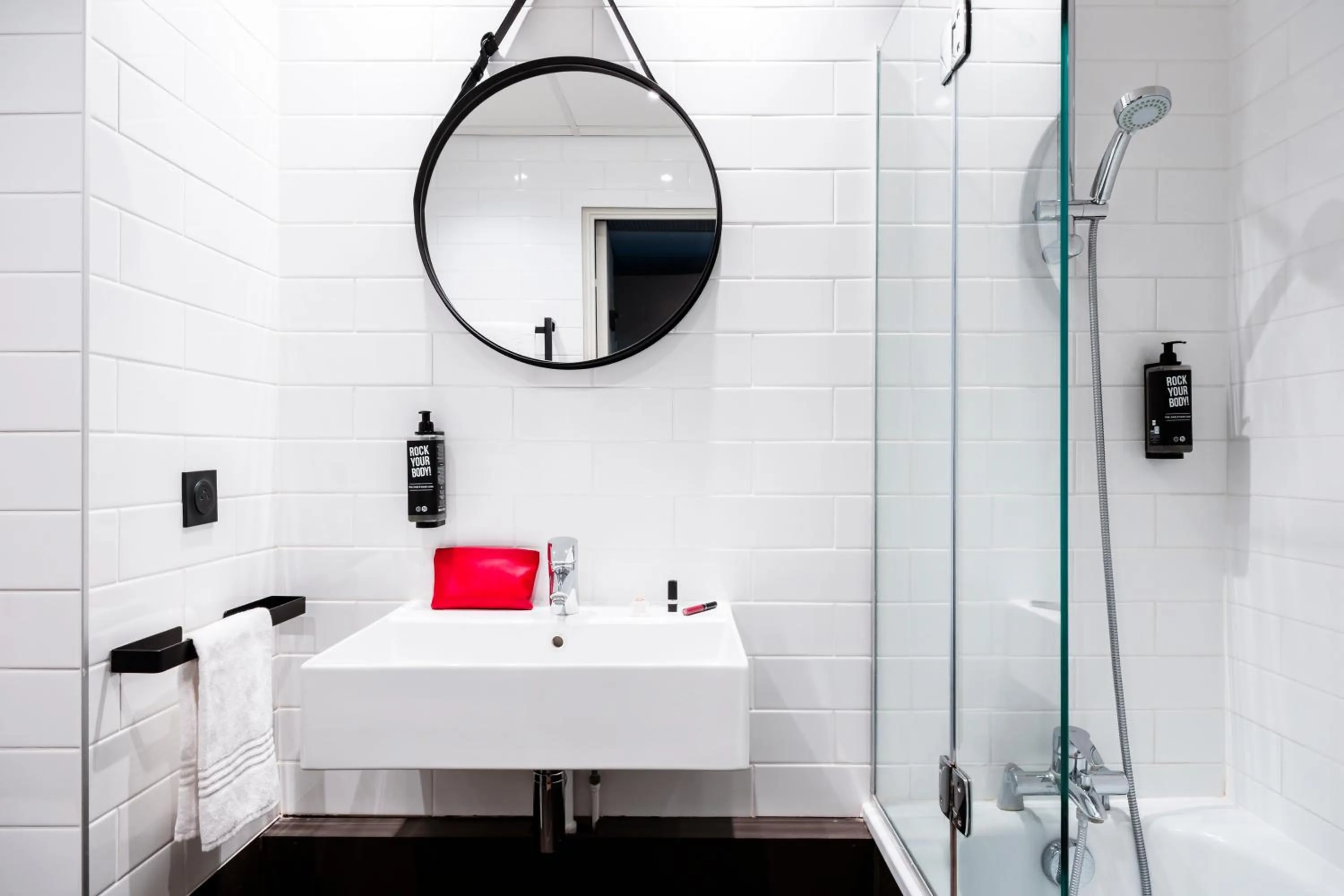 Bathroom in ibis Rouen Centre Champ de Mars