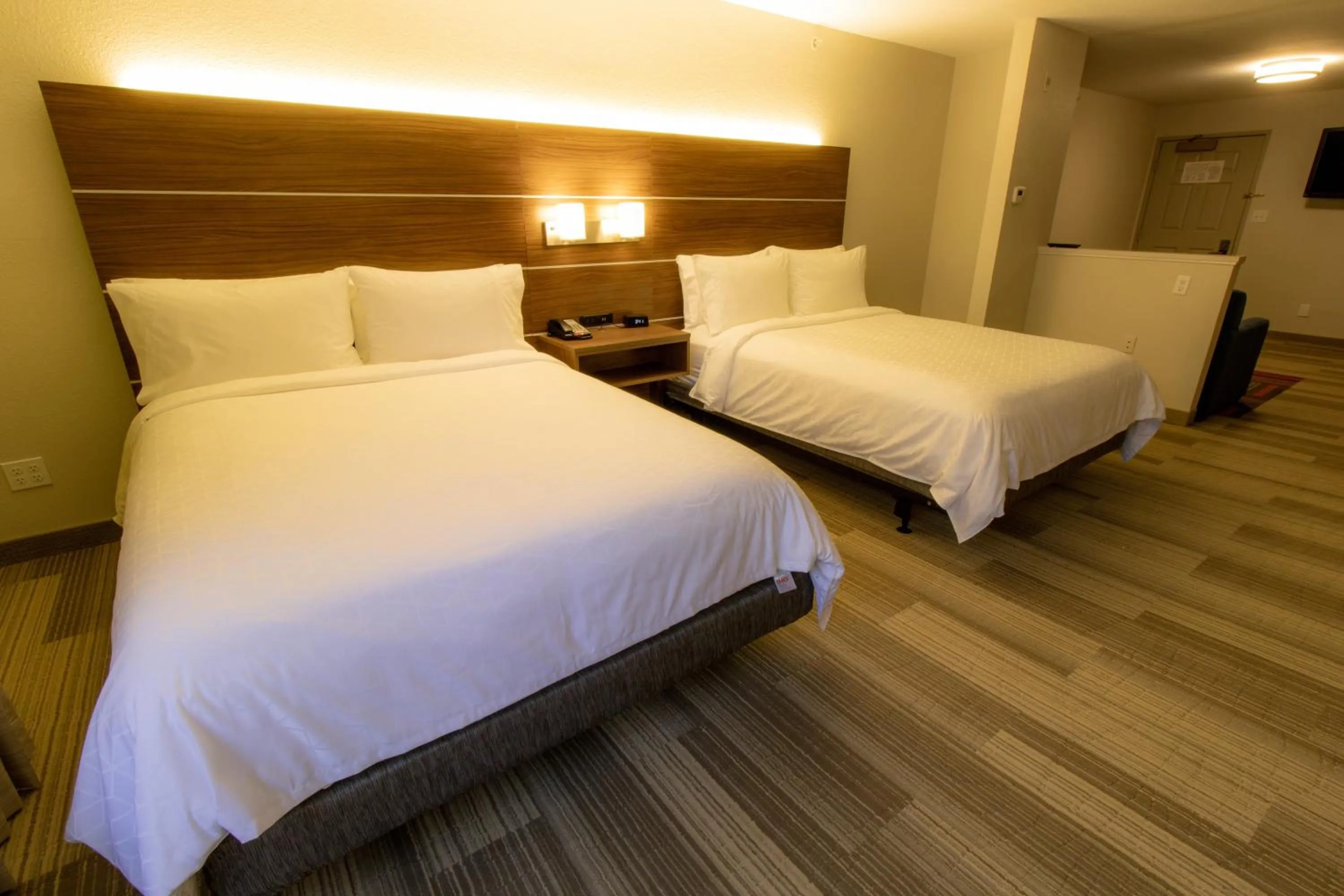 Photo of the whole room, Bed in Holiday Inn Express & Suites Manassas by IHG