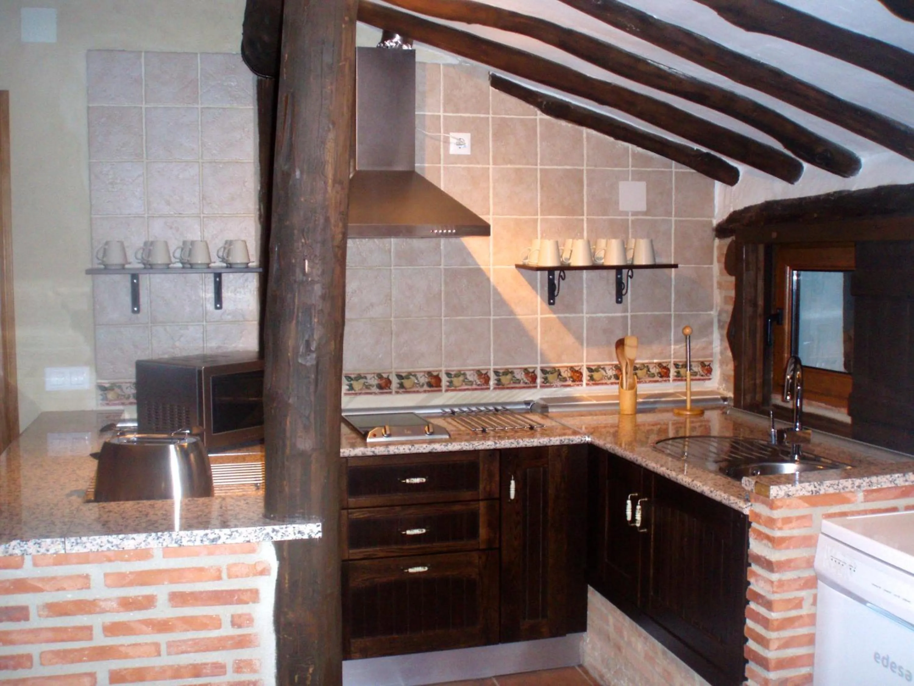 Communal kitchen in Hotel La Casa Chacinera