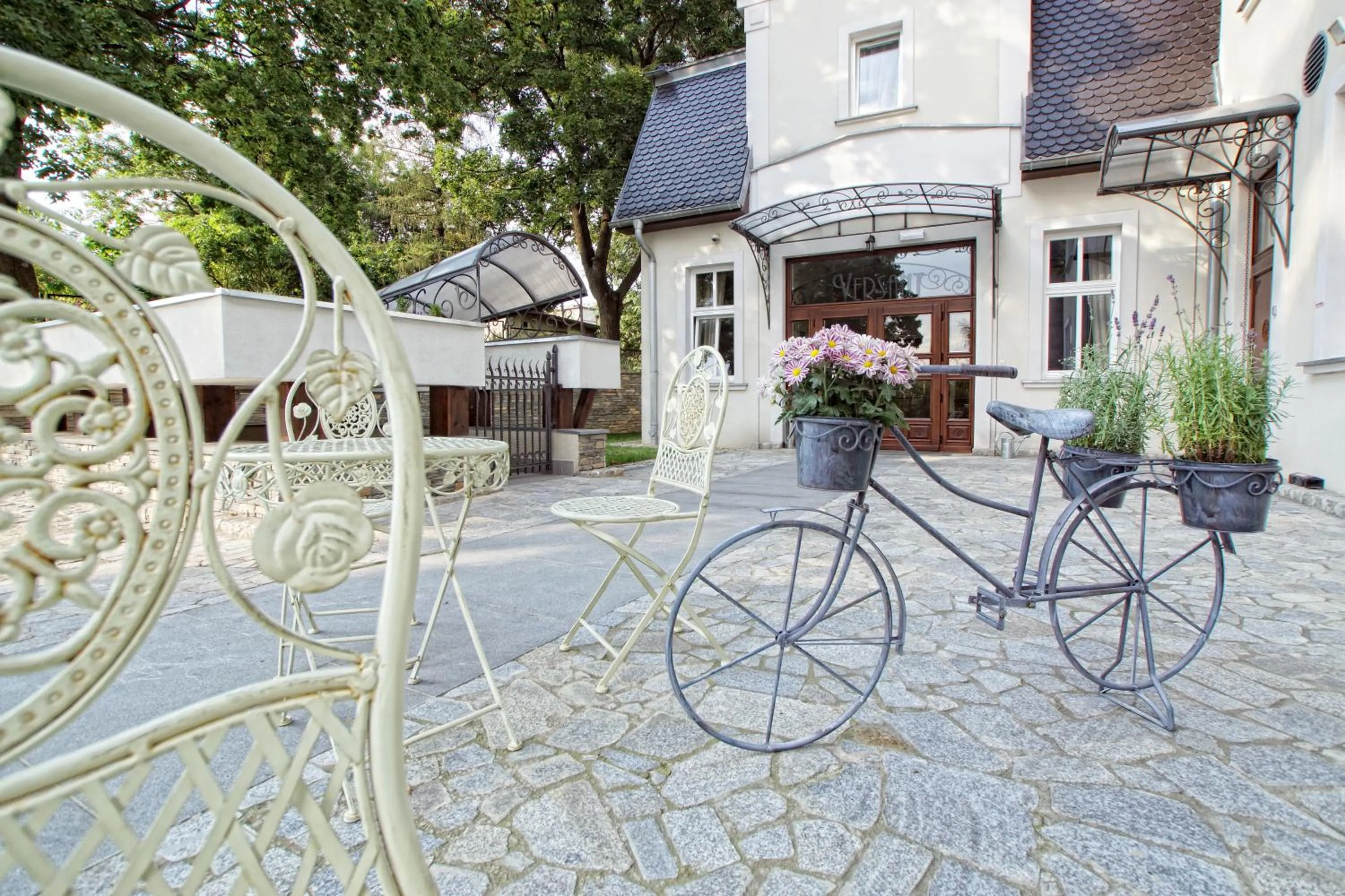 Facade/entrance in Versant Hotel & Spa