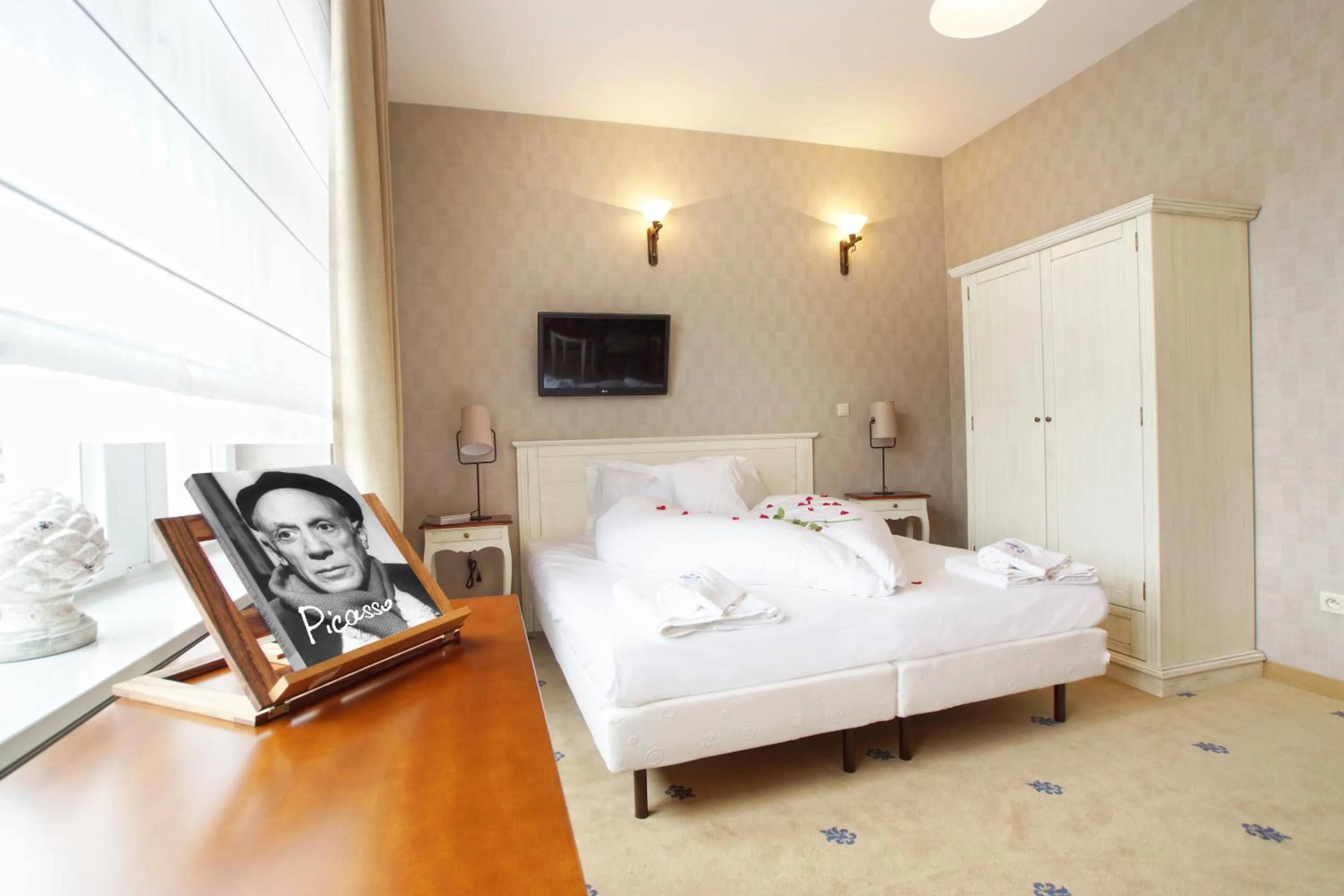 Photo of the whole room, Bed in Versant Hotel & Spa