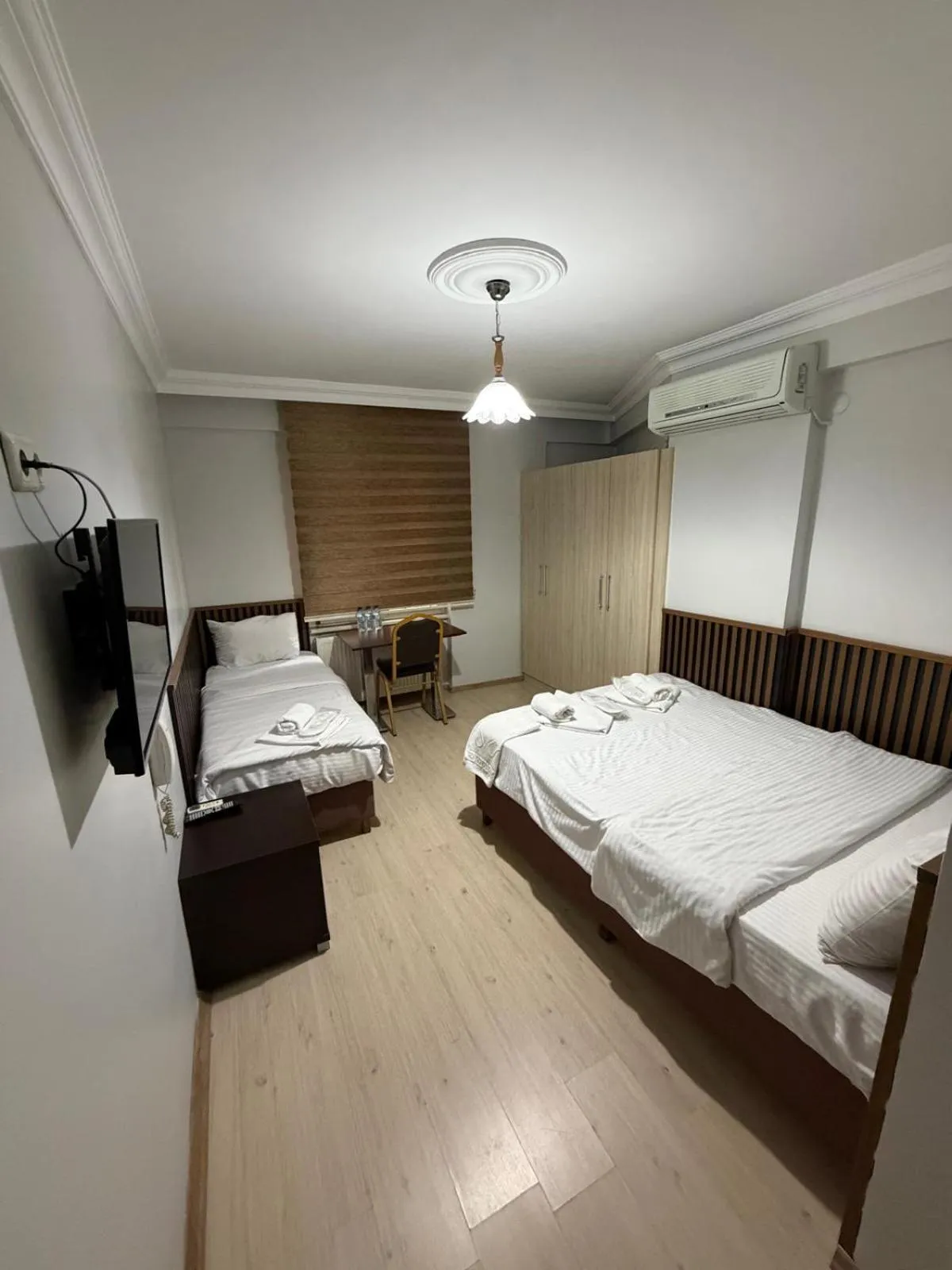 Photo of the whole room, Bed in Balkan Palace Edirne