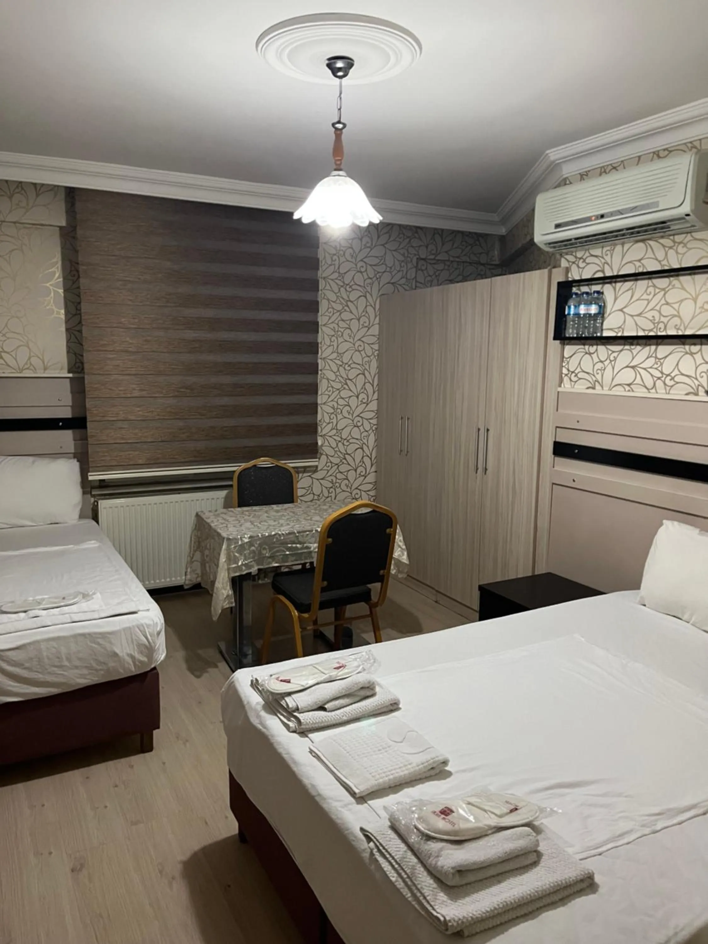 Photo of the whole room, Bed in Balkan Palace Edirne