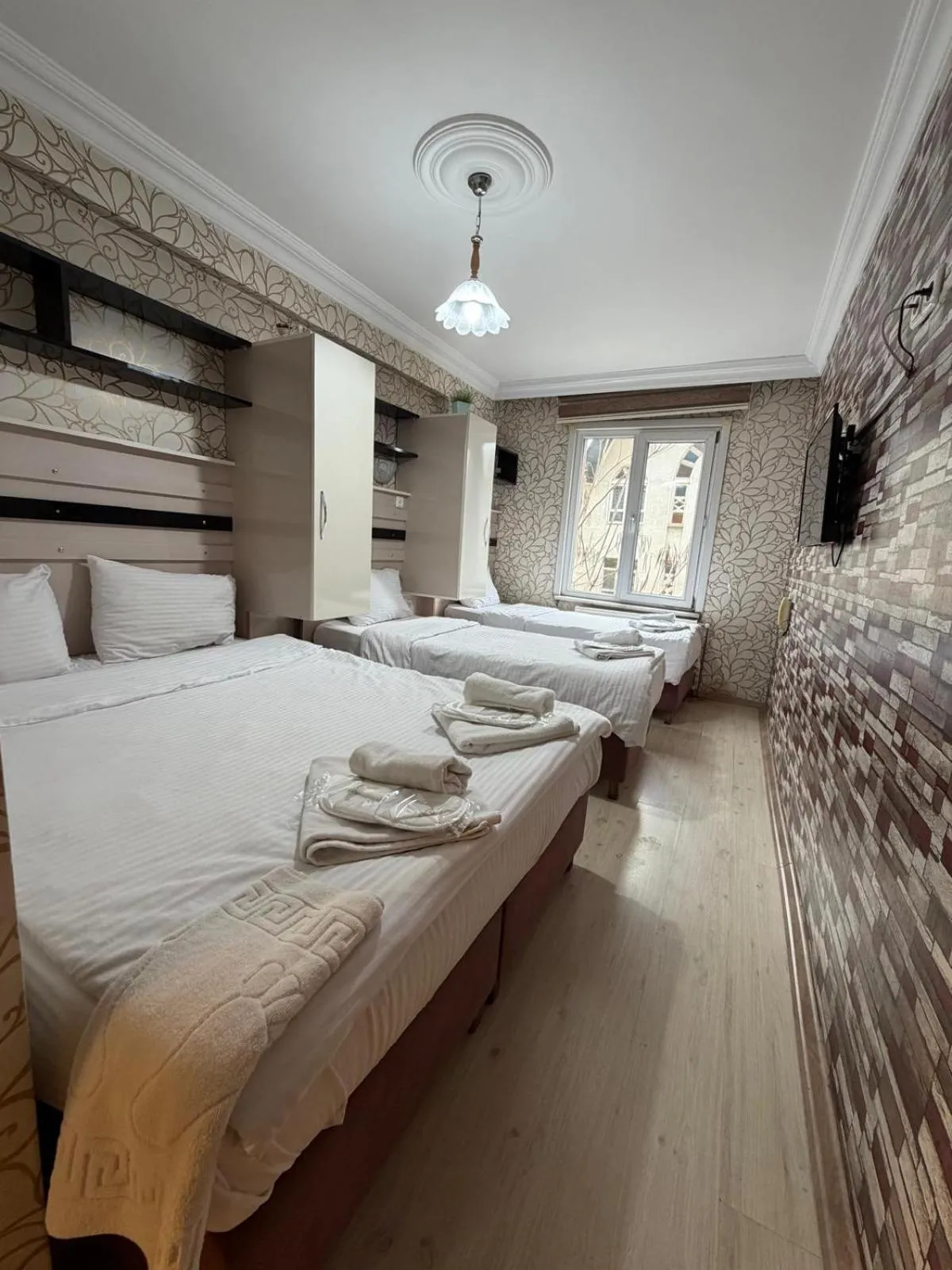 Photo of the whole room, Bed in Balkan Palace Edirne