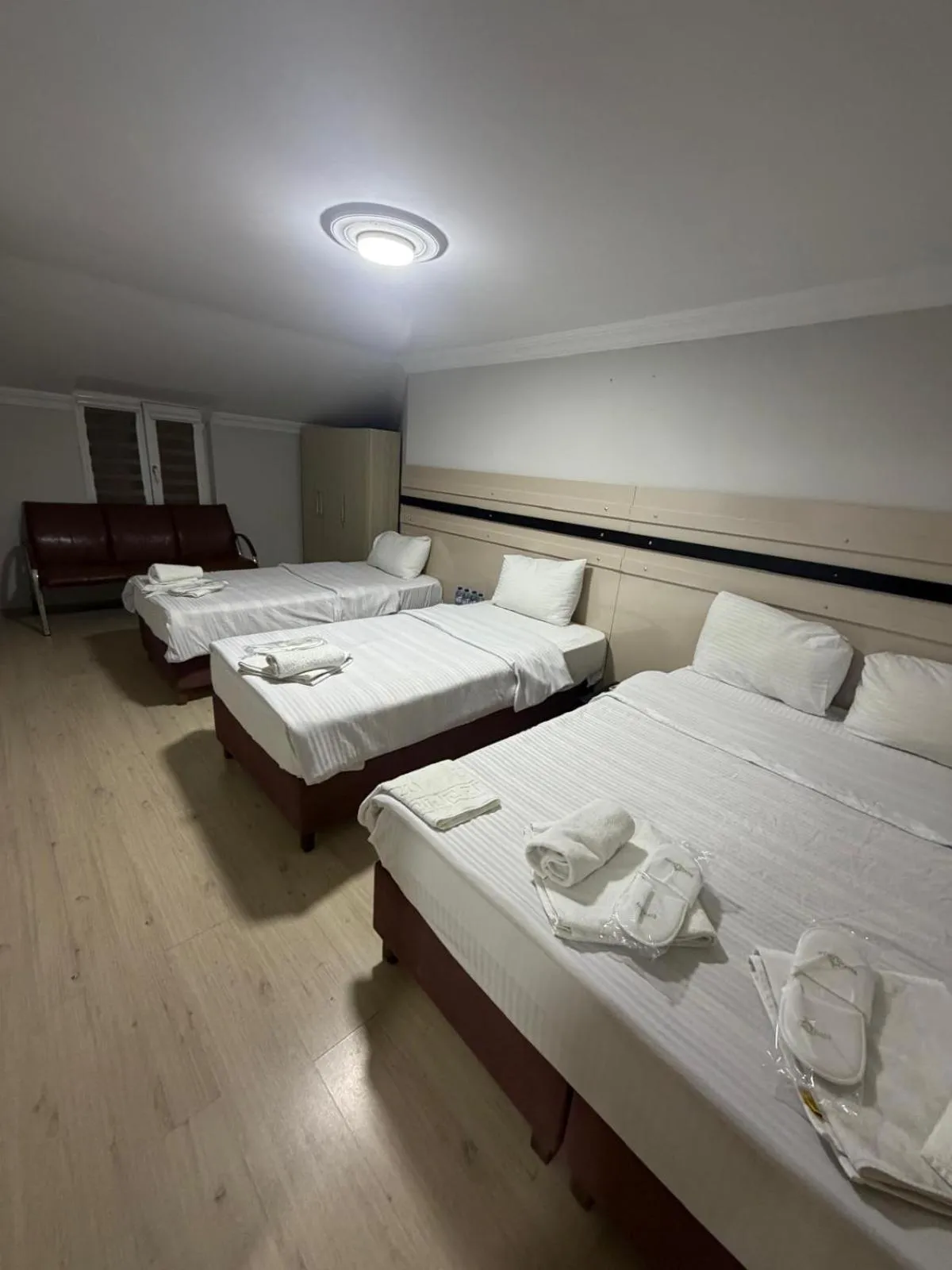 Photo of the whole room, Bed in Balkan Palace Edirne