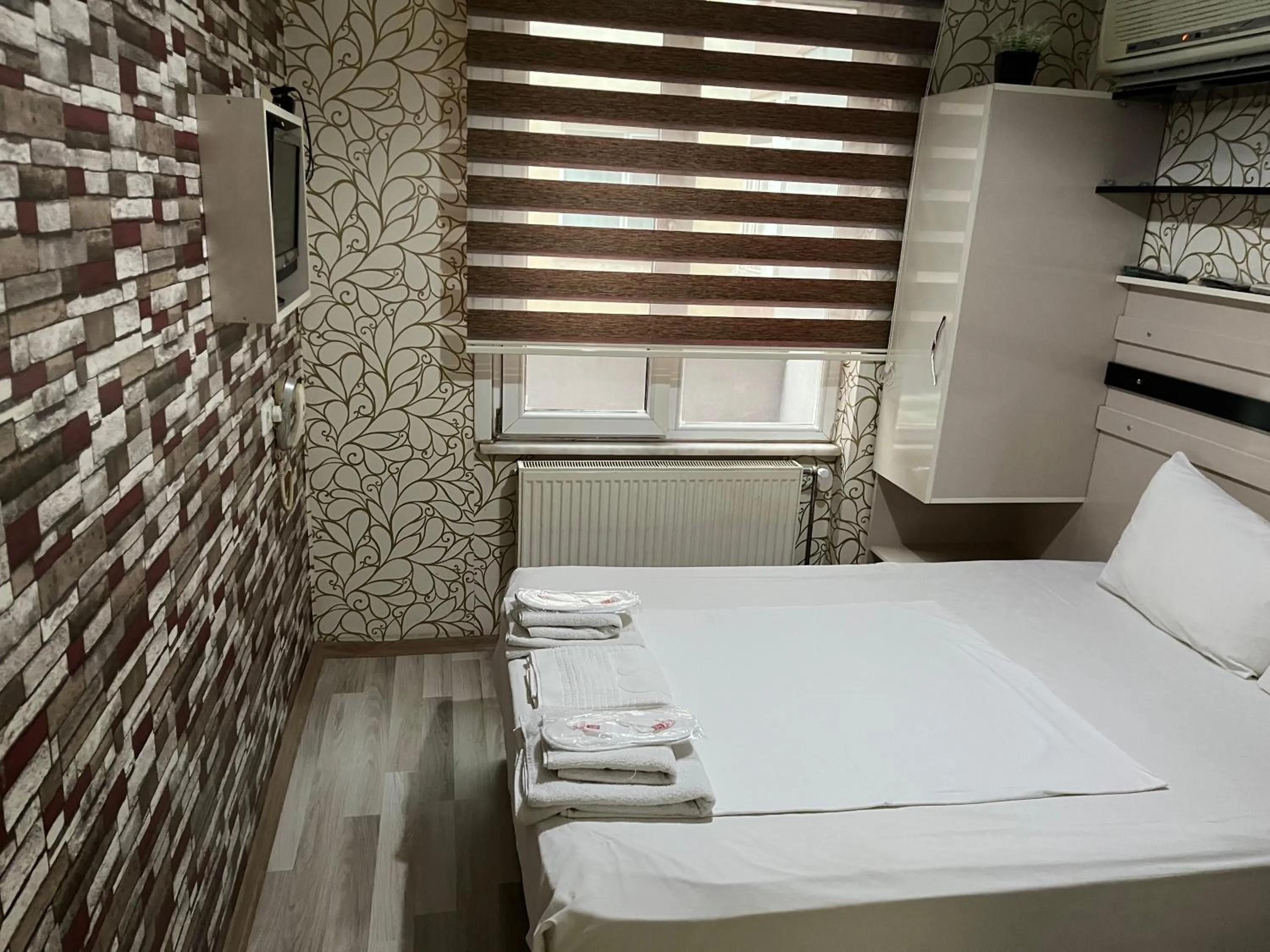 Photo of the whole room, Bed in Balkan Palace Edirne