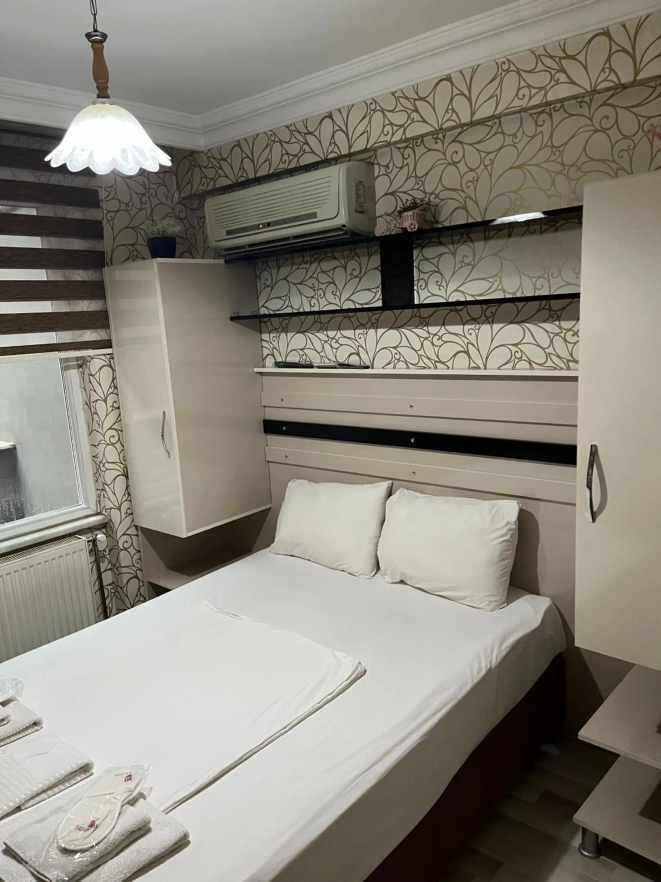 Photo of the whole room, Bed in Balkan Palace Edirne