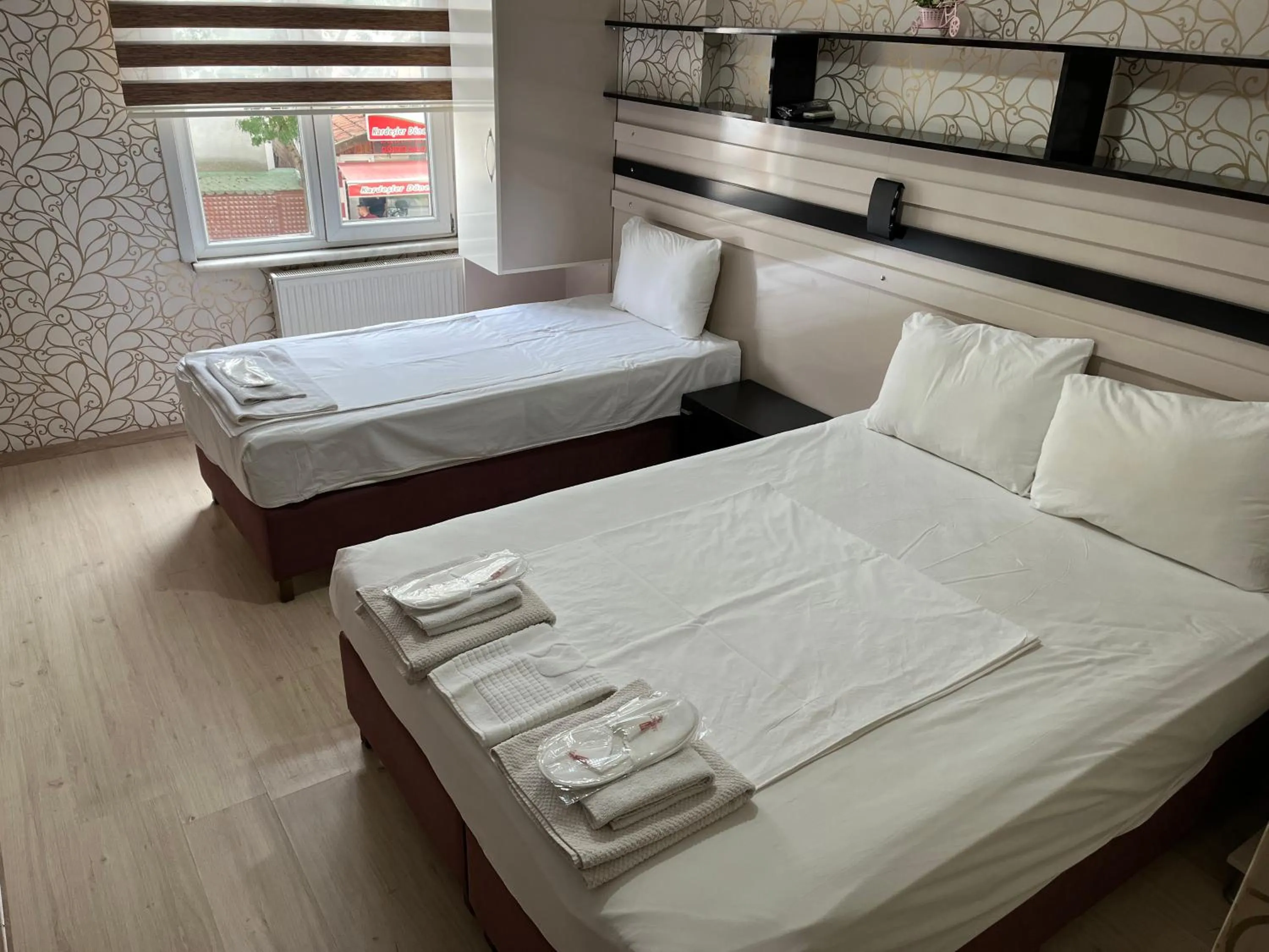 Photo of the whole room, Bed in Balkan Palace Edirne