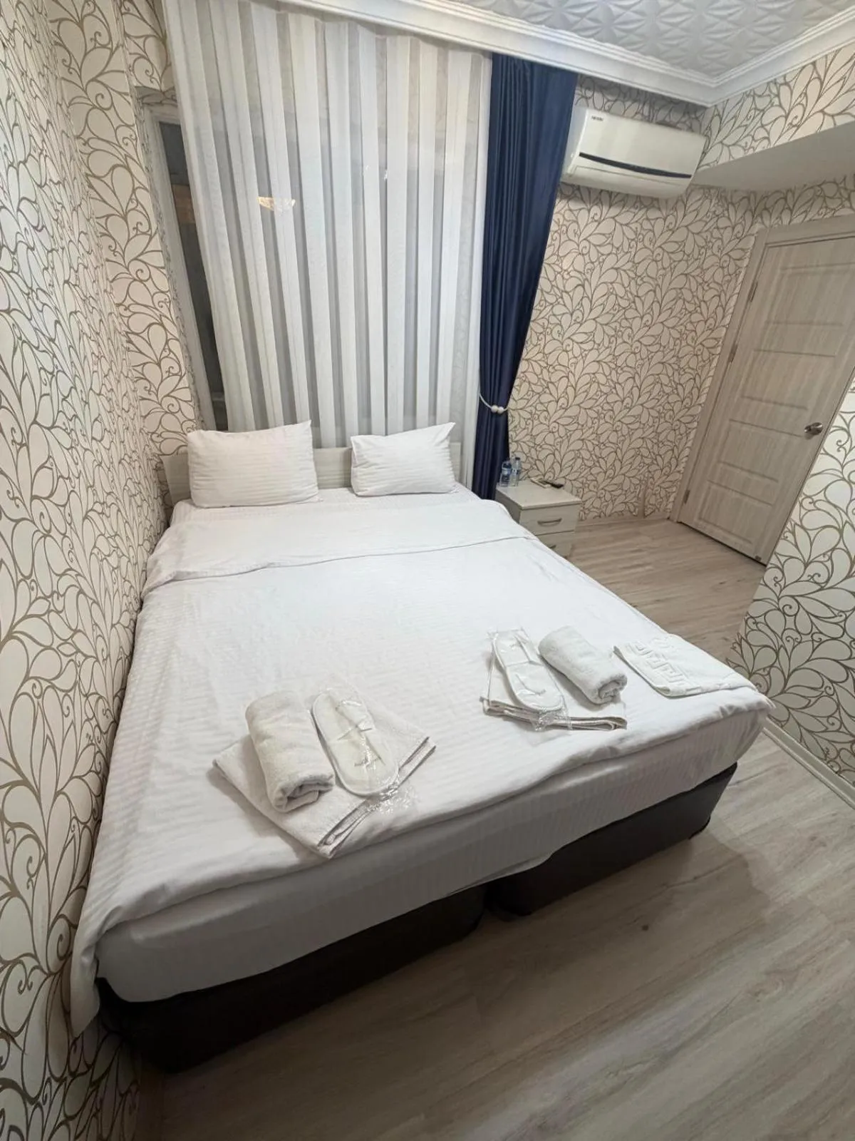 Photo of the whole room, Bed in Balkan Palace Edirne