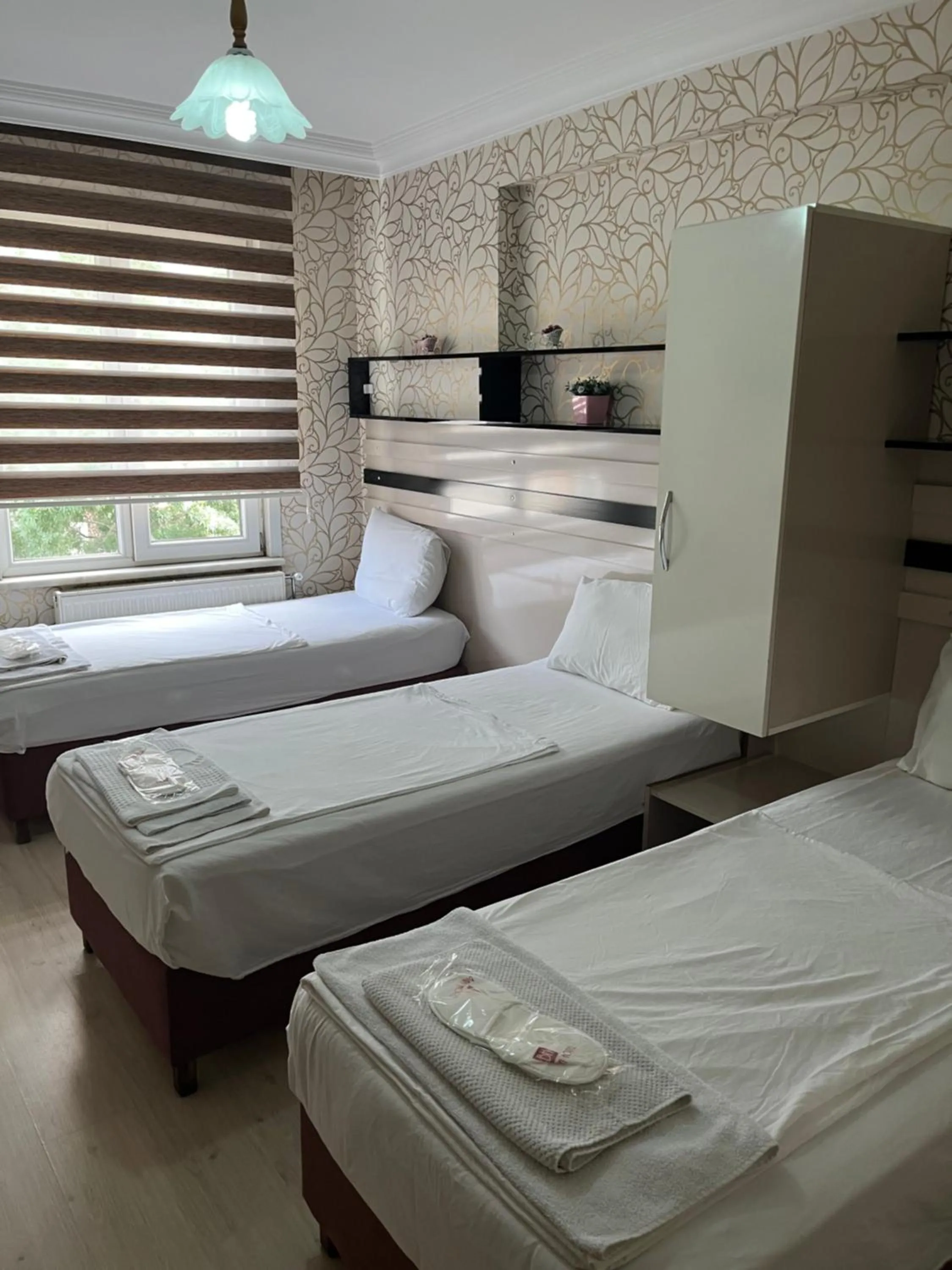 Photo of the whole room, Bed in Balkan Palace Edirne