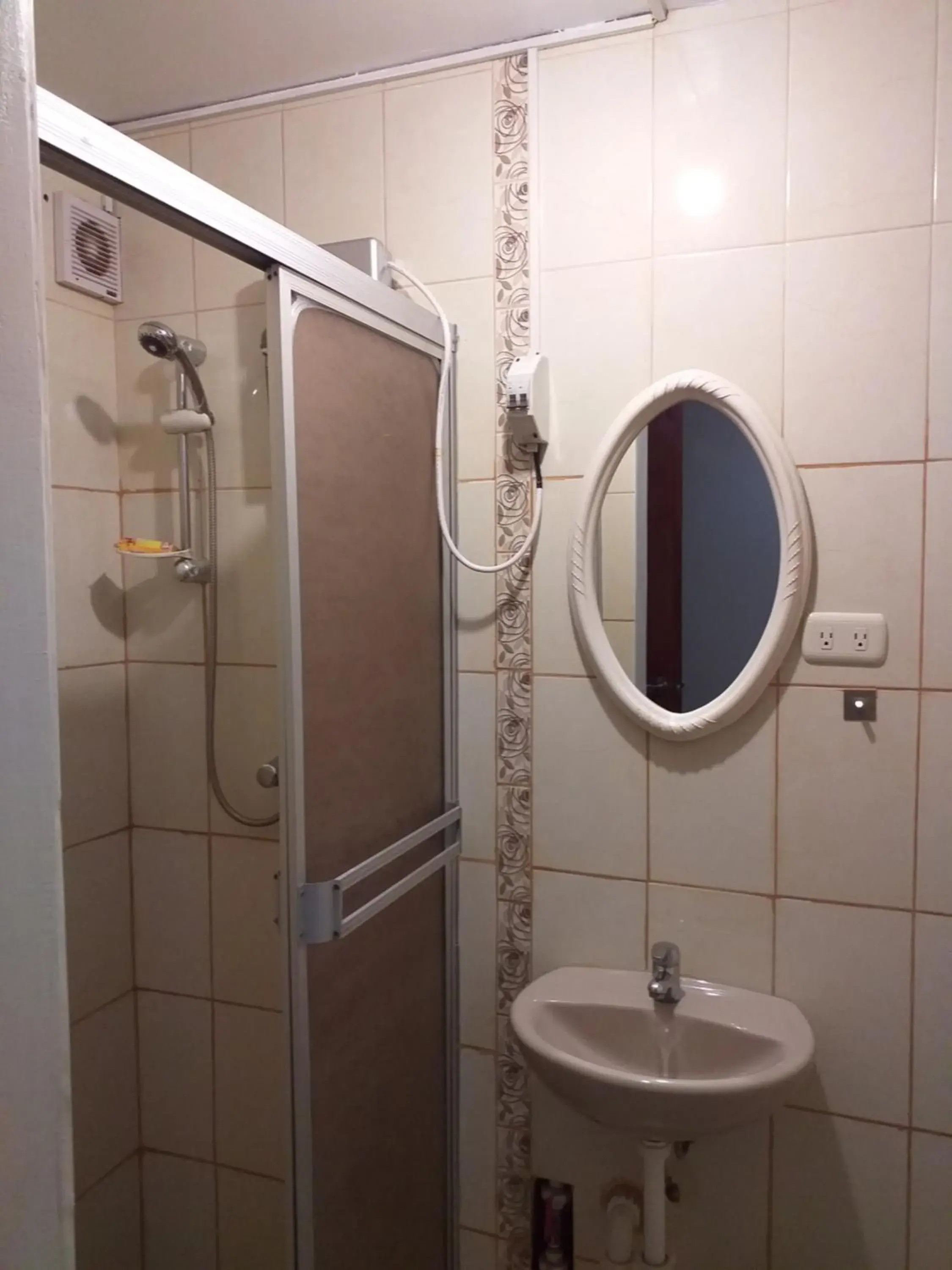 Double Room with Private Bathroom - single occupancy in Chakana Family Home Lima Airport Double Room with Private Bathroom - single occupancy in Chakana Family Home Lima Airport