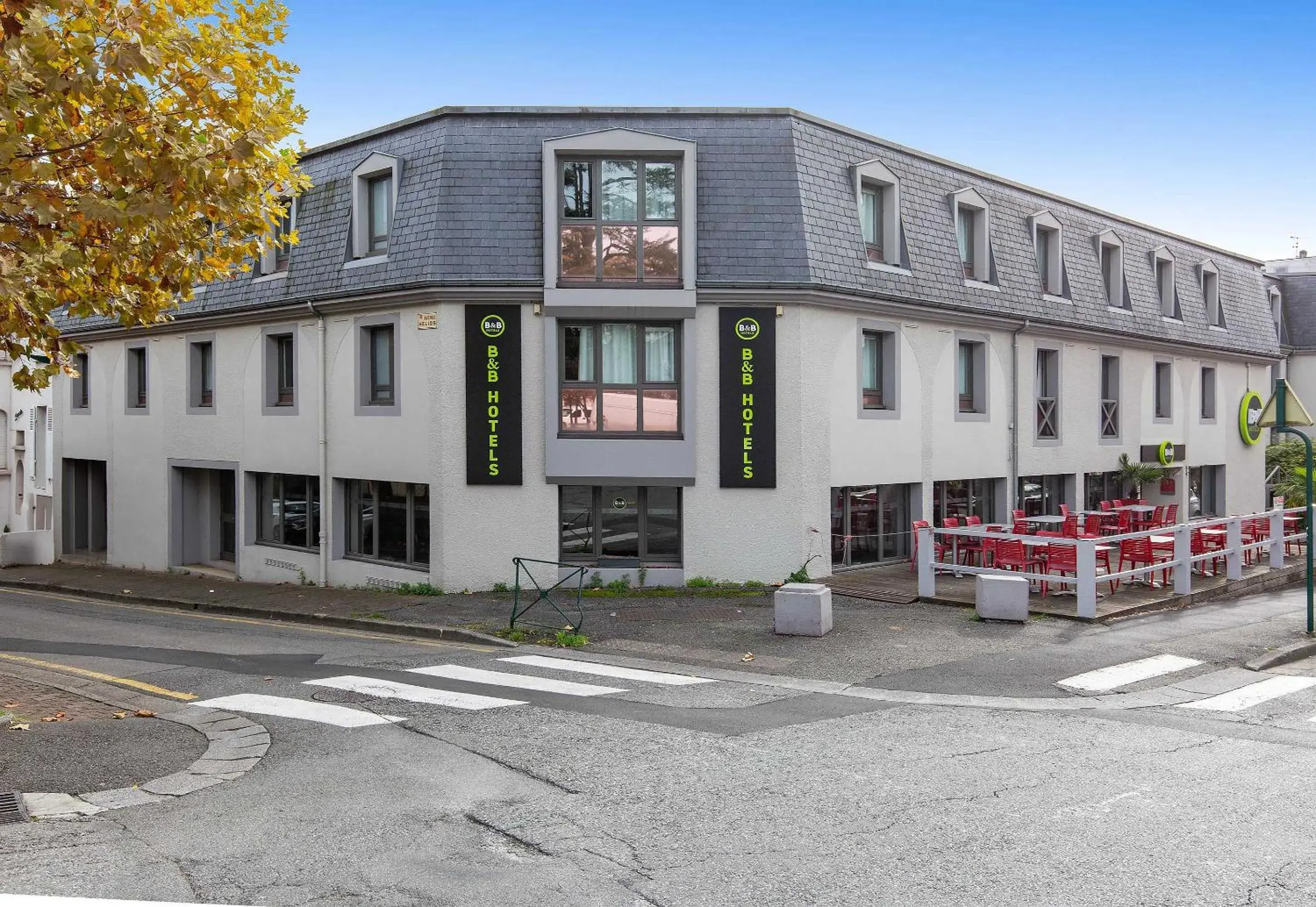 Property building in B&B HOTEL Lourdes Centre Gare 3 étoiles Property building in B&B HOTEL Lourdes Centre Gare 3 étoiles