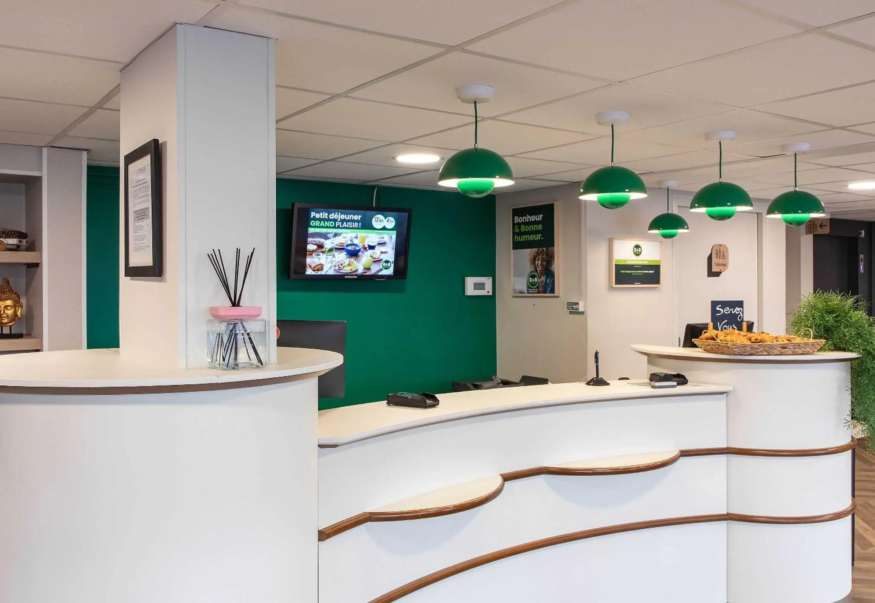 Lobby or reception in B&B HOTEL Lourdes Centre Gare 3 étoiles Lobby or reception in B&B HOTEL Lourdes Centre Gare 3 étoiles