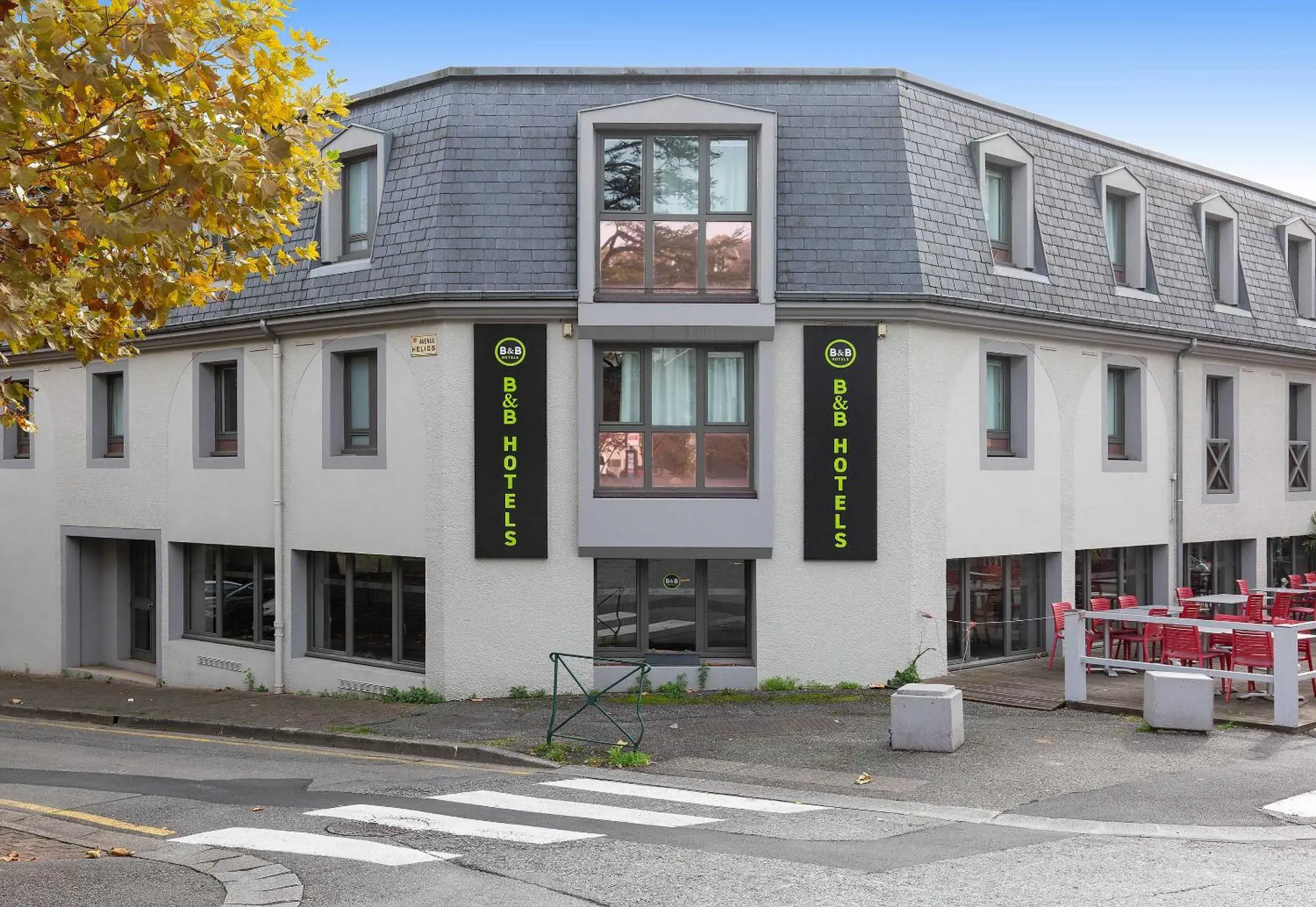 Property building in B&B HOTEL Lourdes Centre Gare 3 étoiles Property building in B&B HOTEL Lourdes Centre Gare 3 étoiles