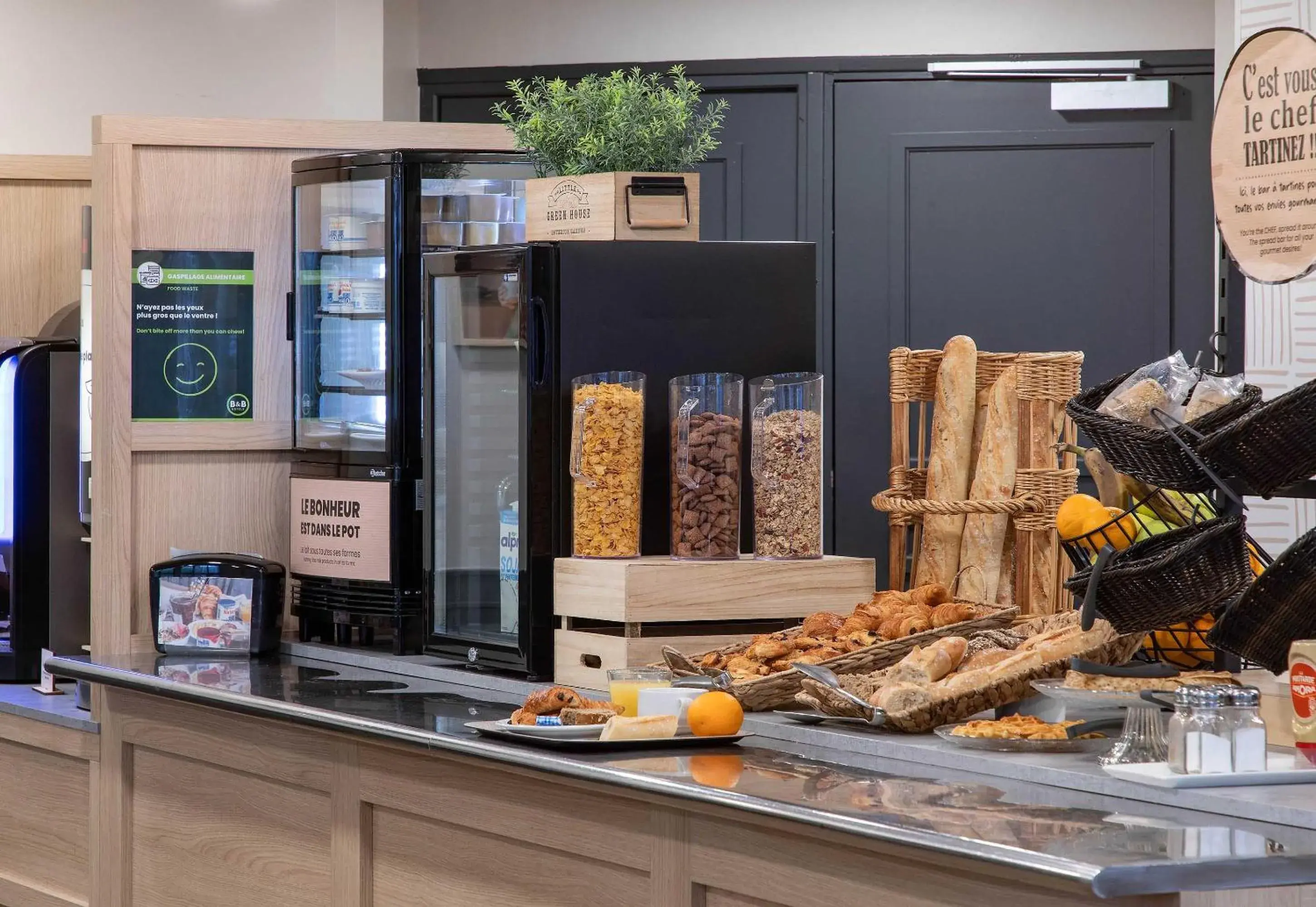 Buffet breakfast in B&B HOTEL Lourdes Centre Gare 3 étoiles Buffet breakfast in B&B HOTEL Lourdes Centre Gare 3 étoiles