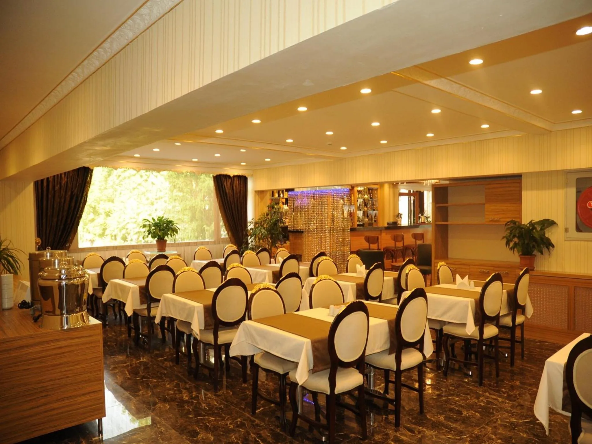 Restaurant/places to eat in Alfa Hotel