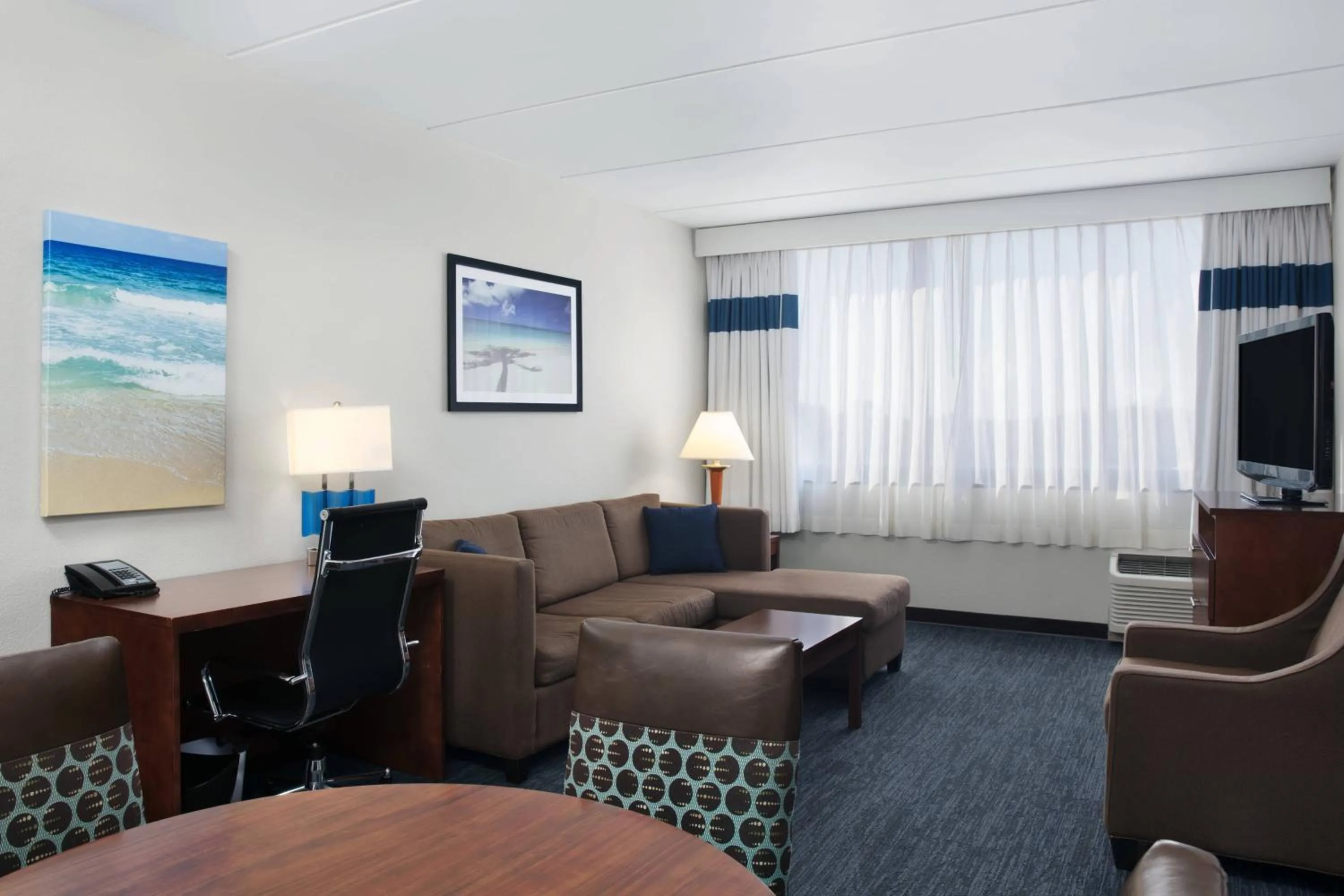 Living room in Four Points by Sheraton Fort Lauderdale Airport/Cruise Port