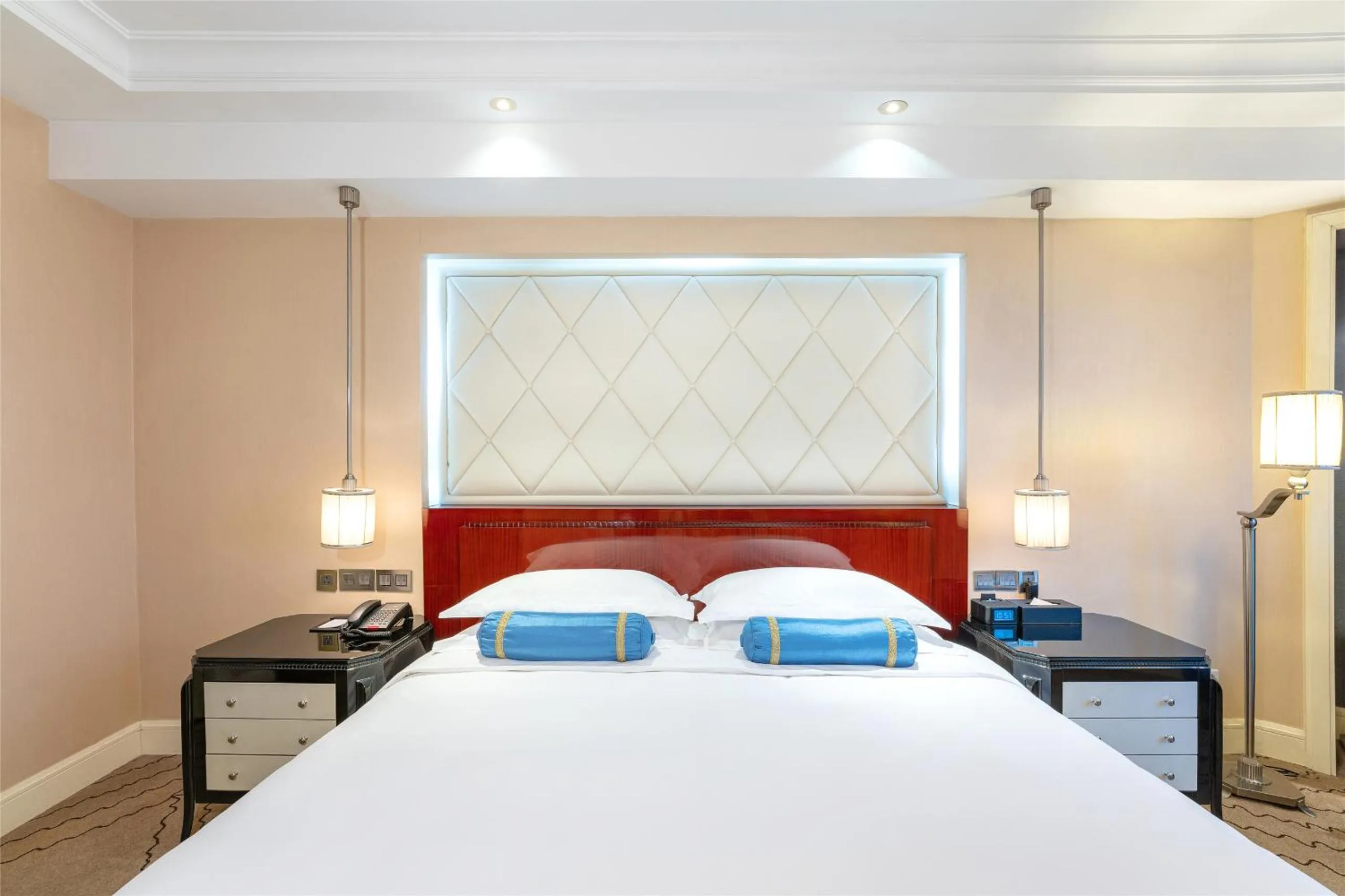 Bed in Yun-Zen Jinling World Trade Plaza Hotel