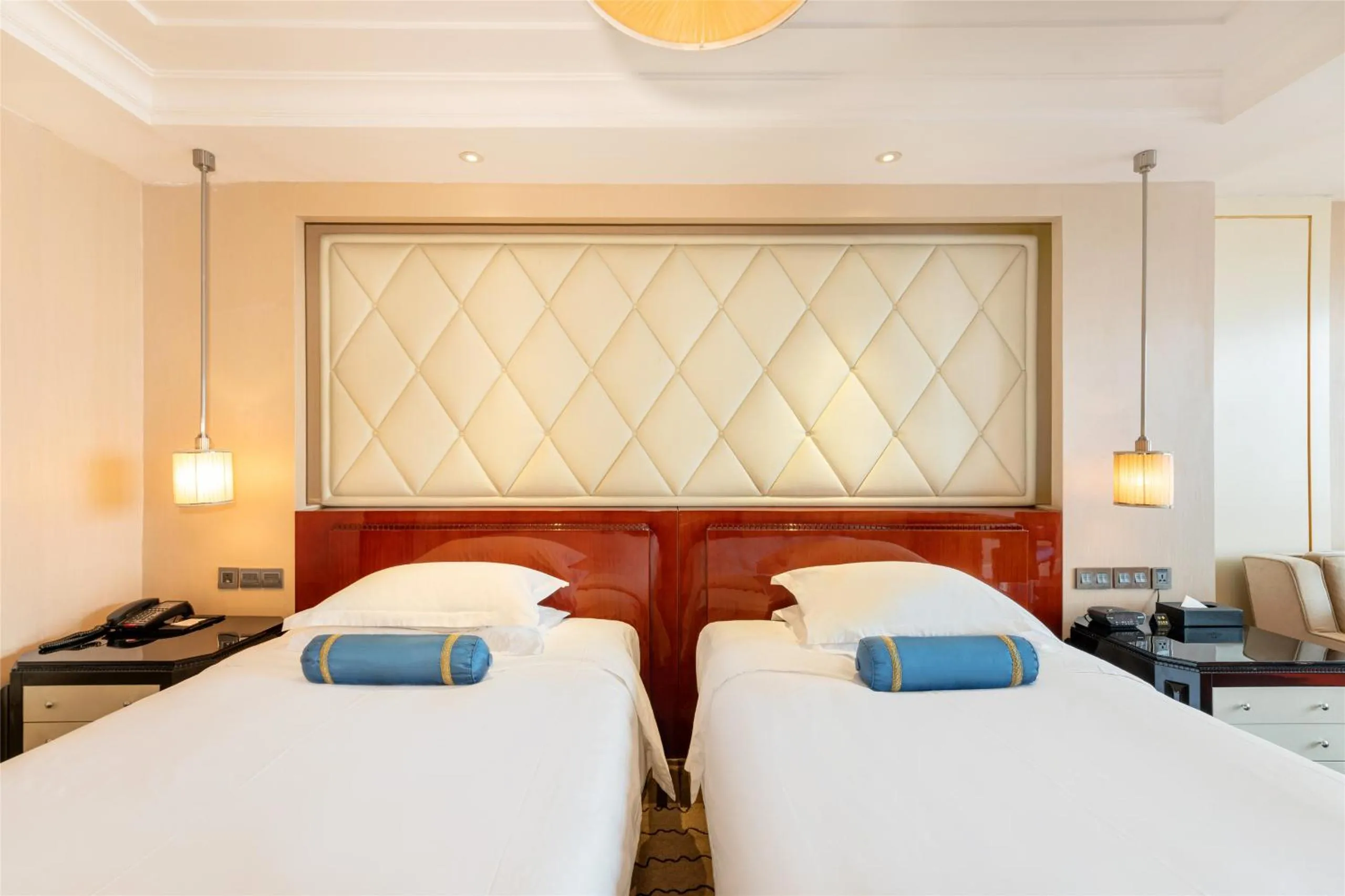 Bed in Yun-Zen Jinling World Trade Plaza Hotel