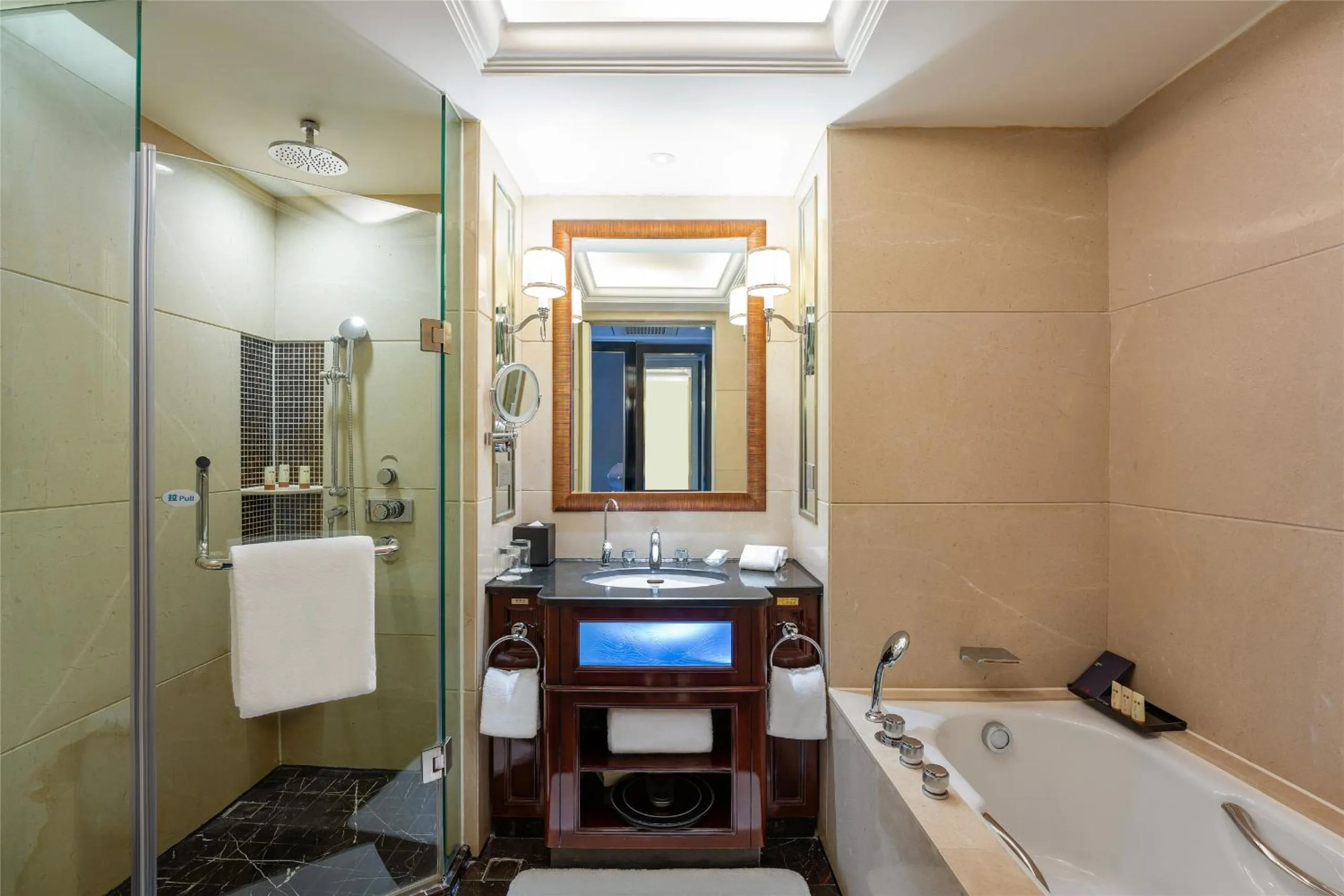 Bathroom in Yun-Zen Jinling World Trade Plaza Hotel