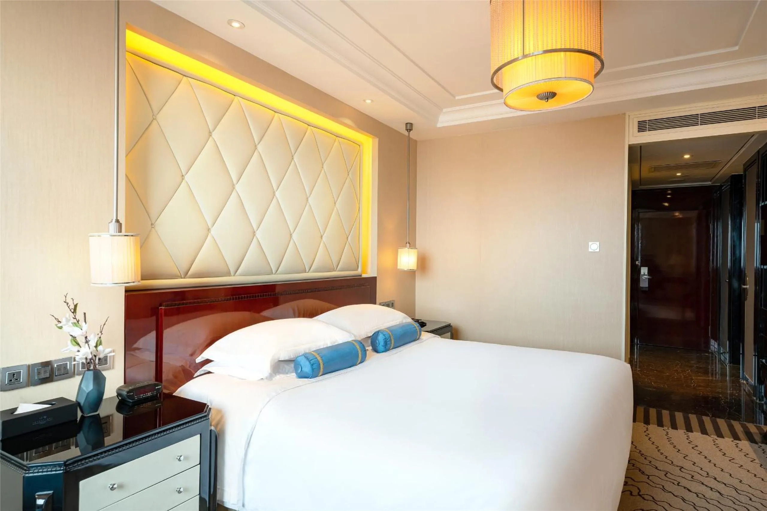 Bed in Yun-Zen Jinling World Trade Plaza Hotel