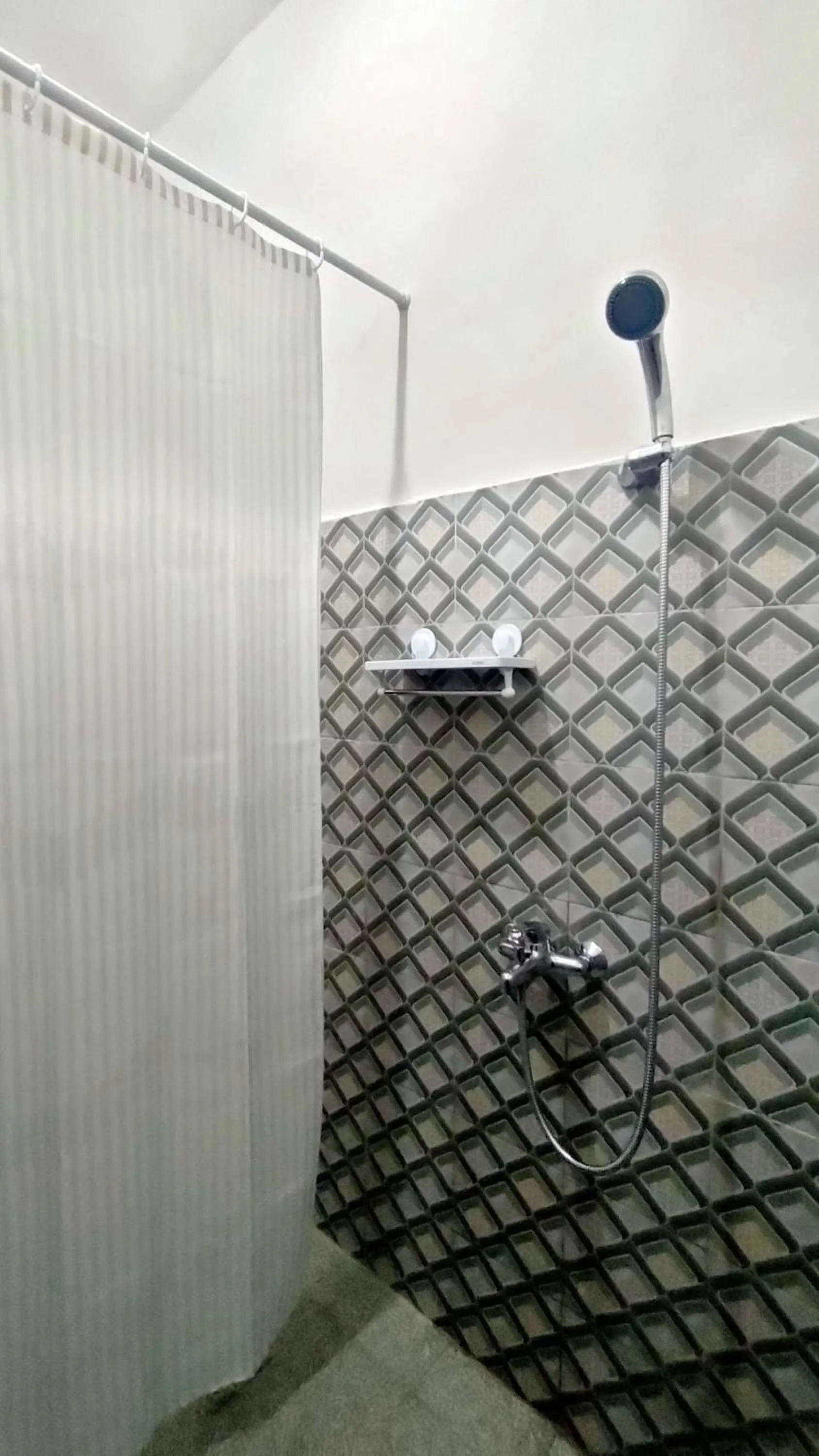 Shower in Angin Mamiri Rinjani Cottages And Restaurant