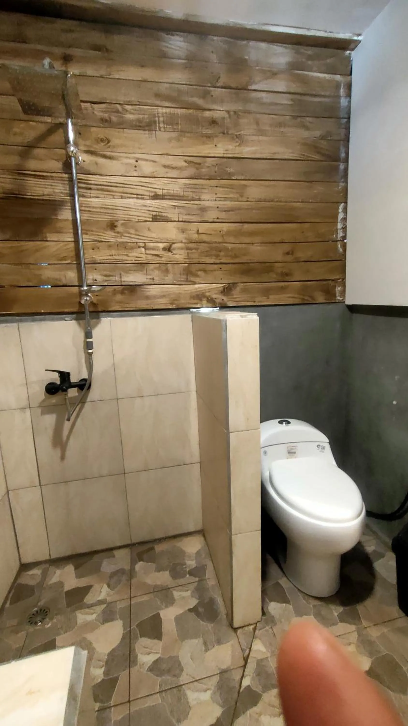 Shower in Angin Mamiri Rinjani Cottages And Restaurant