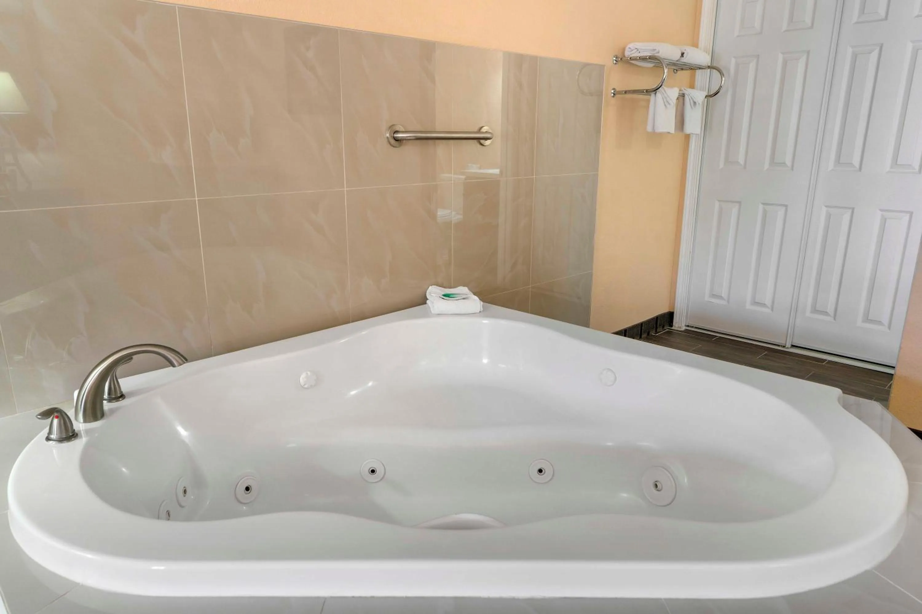 Hot Tub in The Lemon Tree Hotel