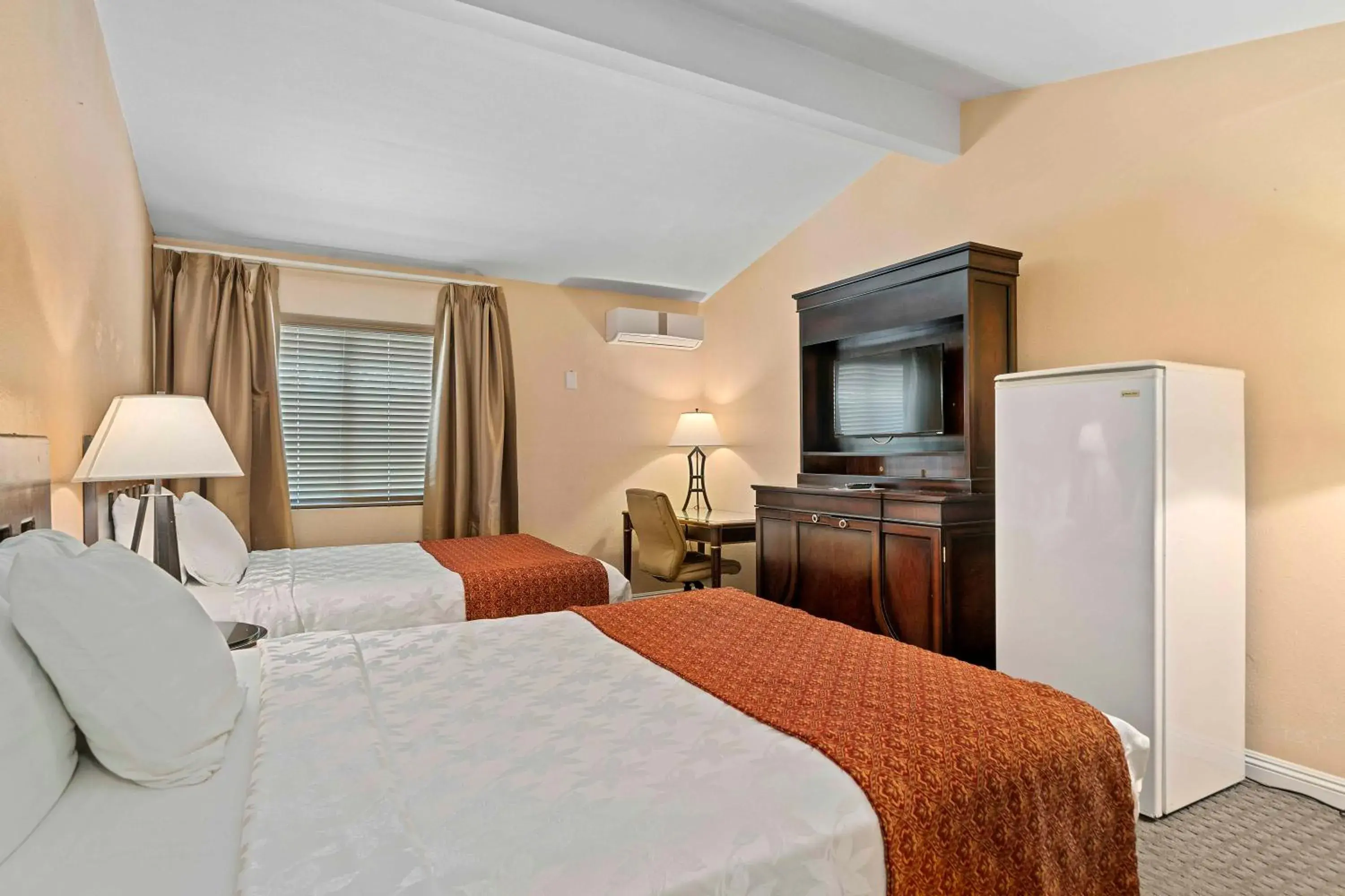 Bed in The Lemon Tree Hotel Bed in The Lemon Tree Hotel